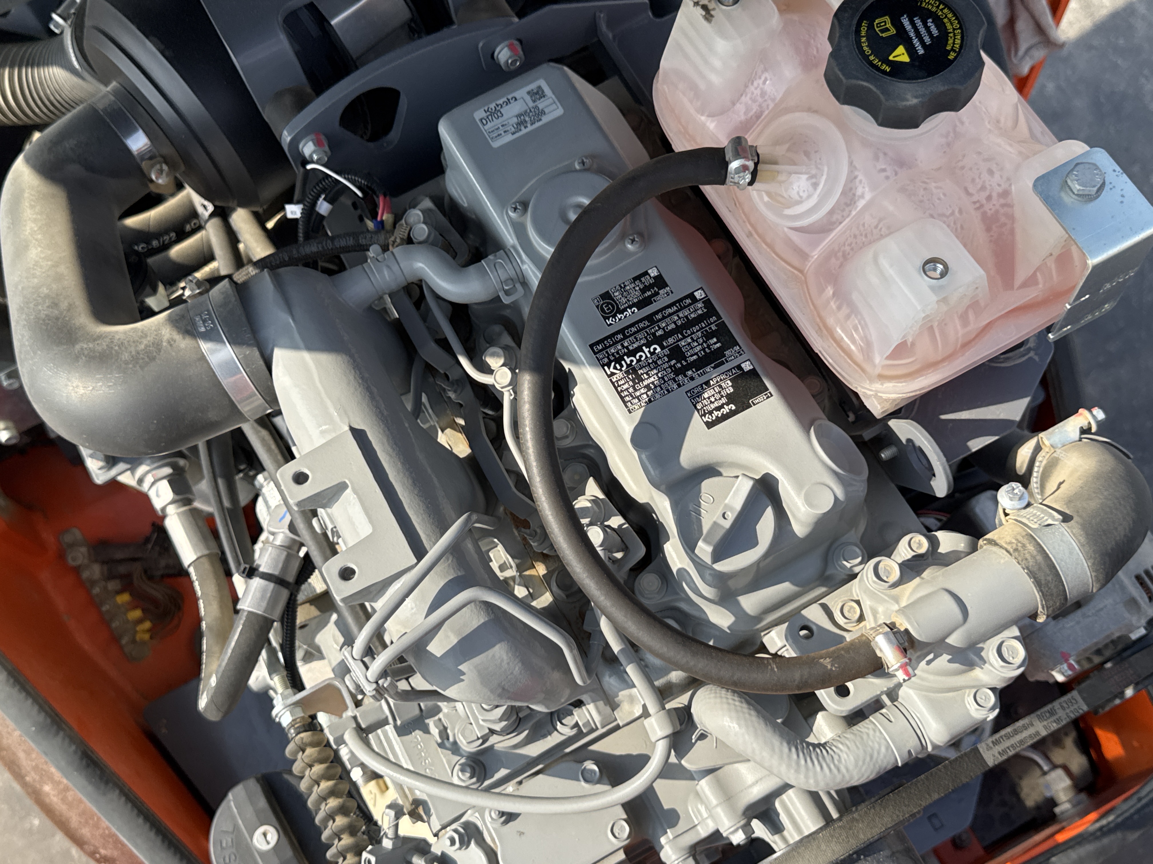 SRC-002-Hamm-HD-12-VV-Tandem-rollers-inspection-Engine-Engine-oil-leaks-2