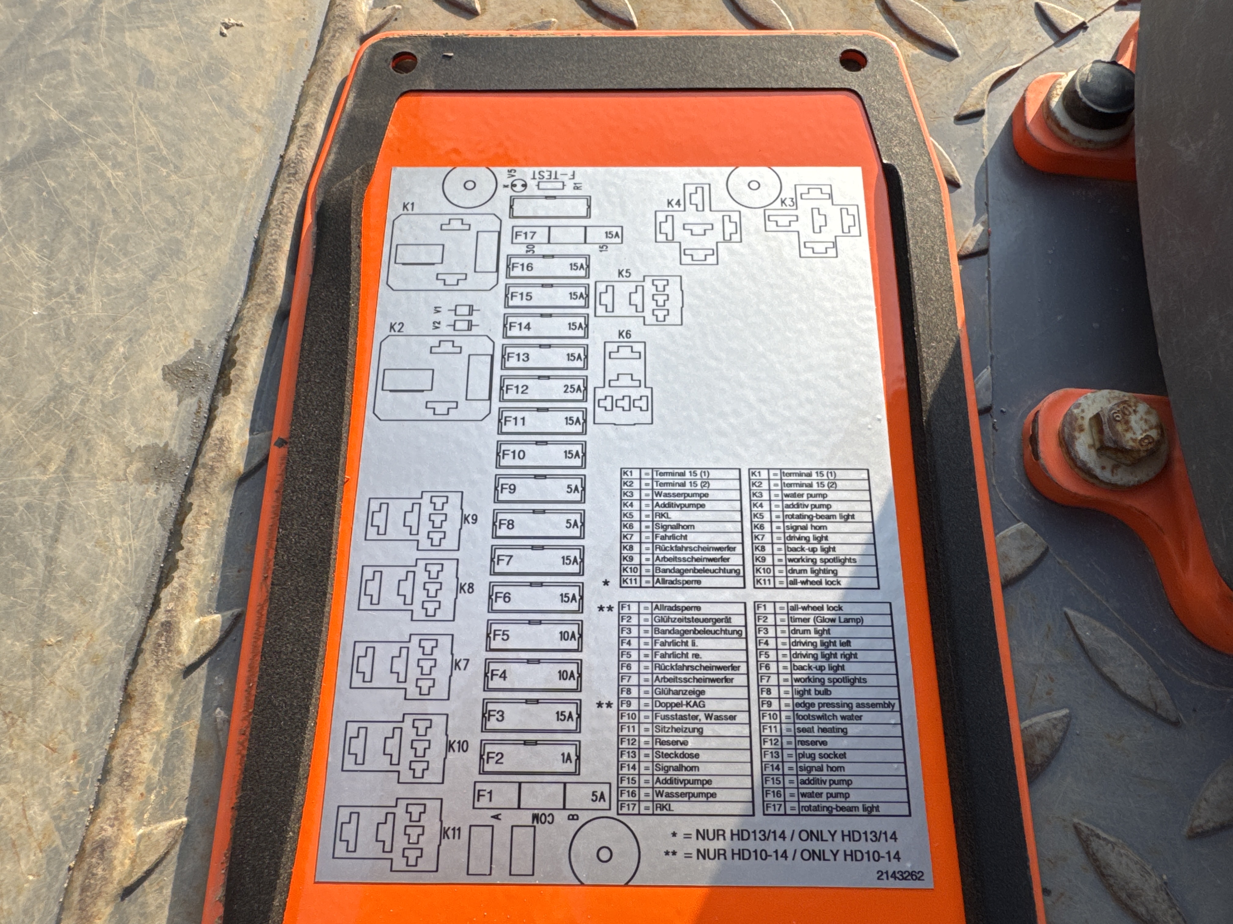 SRC-002-Hamm-HD-12-VV-Tandem-rollers-inspection-Electronics-Fuse-box-2