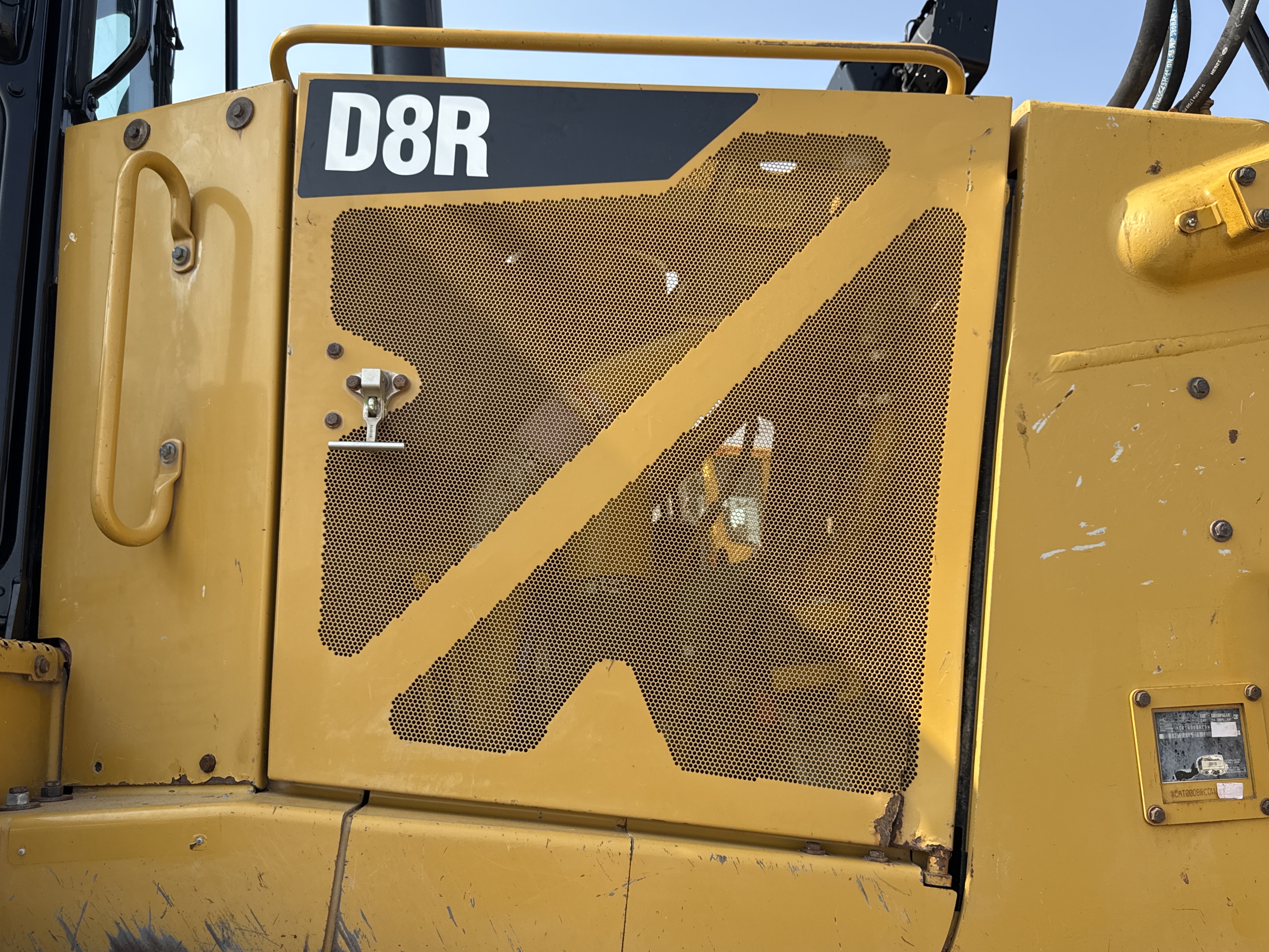 CDB-005-Cat-D8R-Crawler-dozers-inspection-Structure-Sheet-metal-(fiberglass)-2