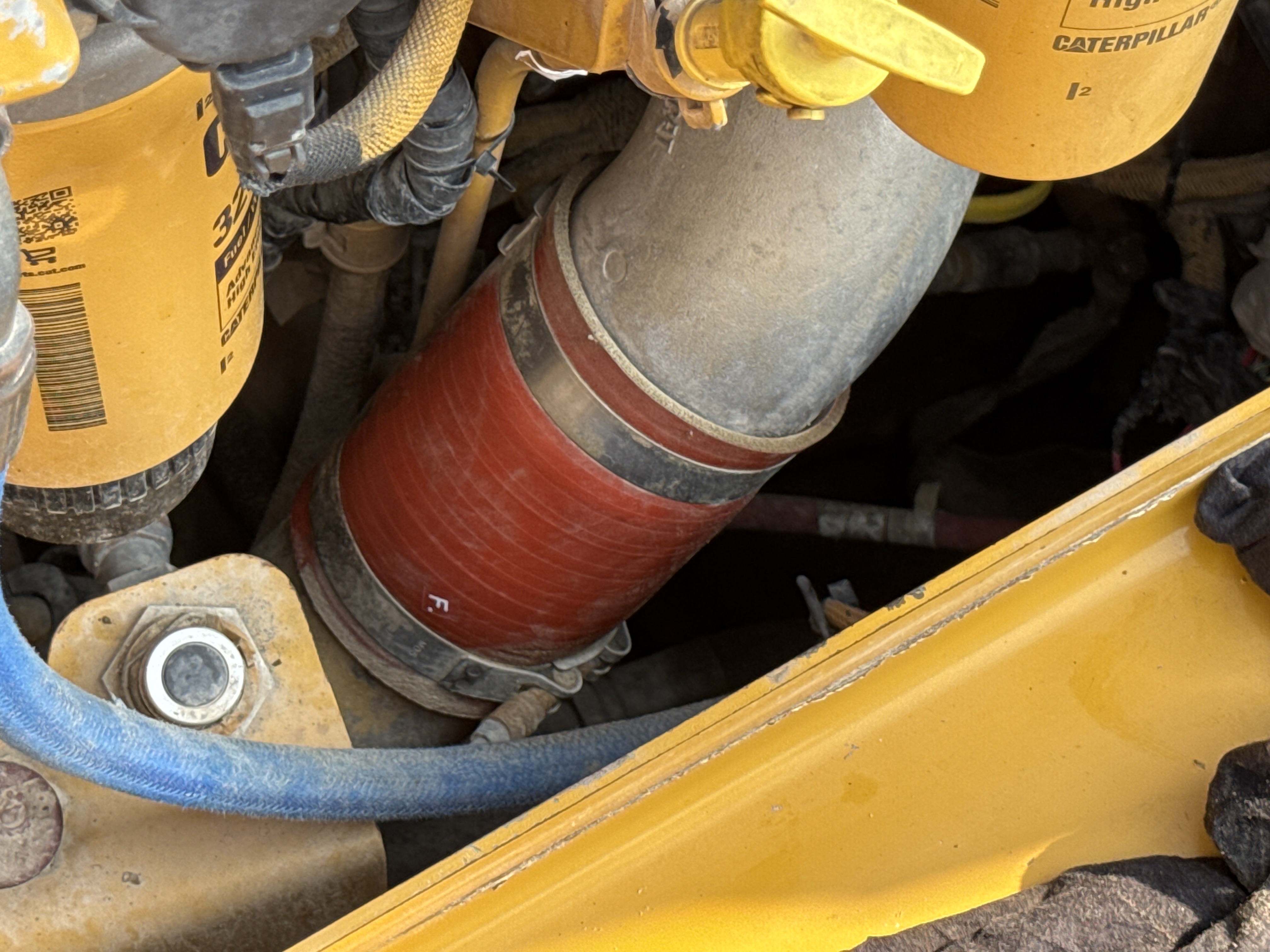 CDB-005-Cat-D8R-Crawler-dozers-inspection-Engine-Hoses-2