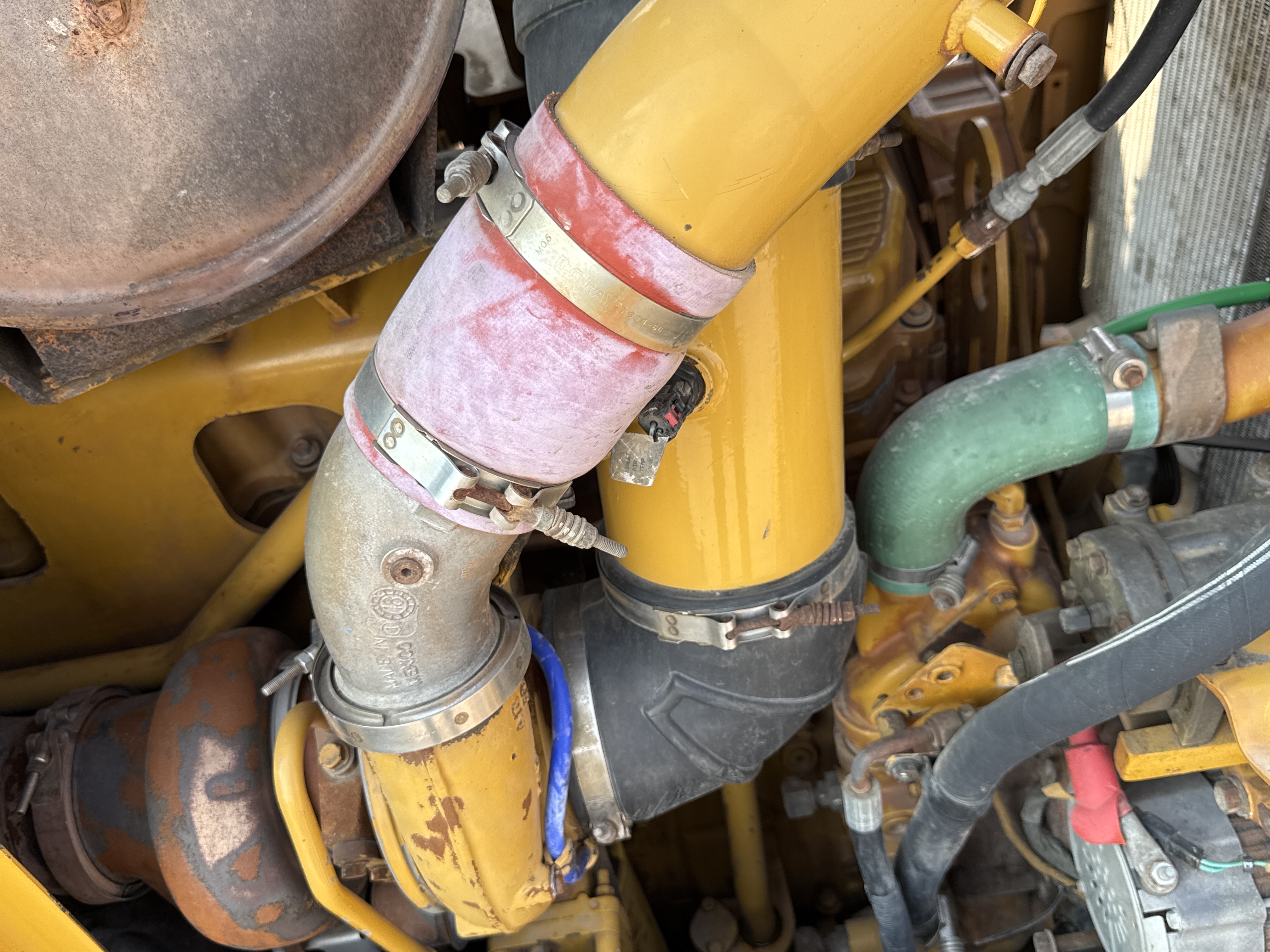 CDB-005-Cat-D8R-Crawler-dozers-inspection-Engine-Hoses-2