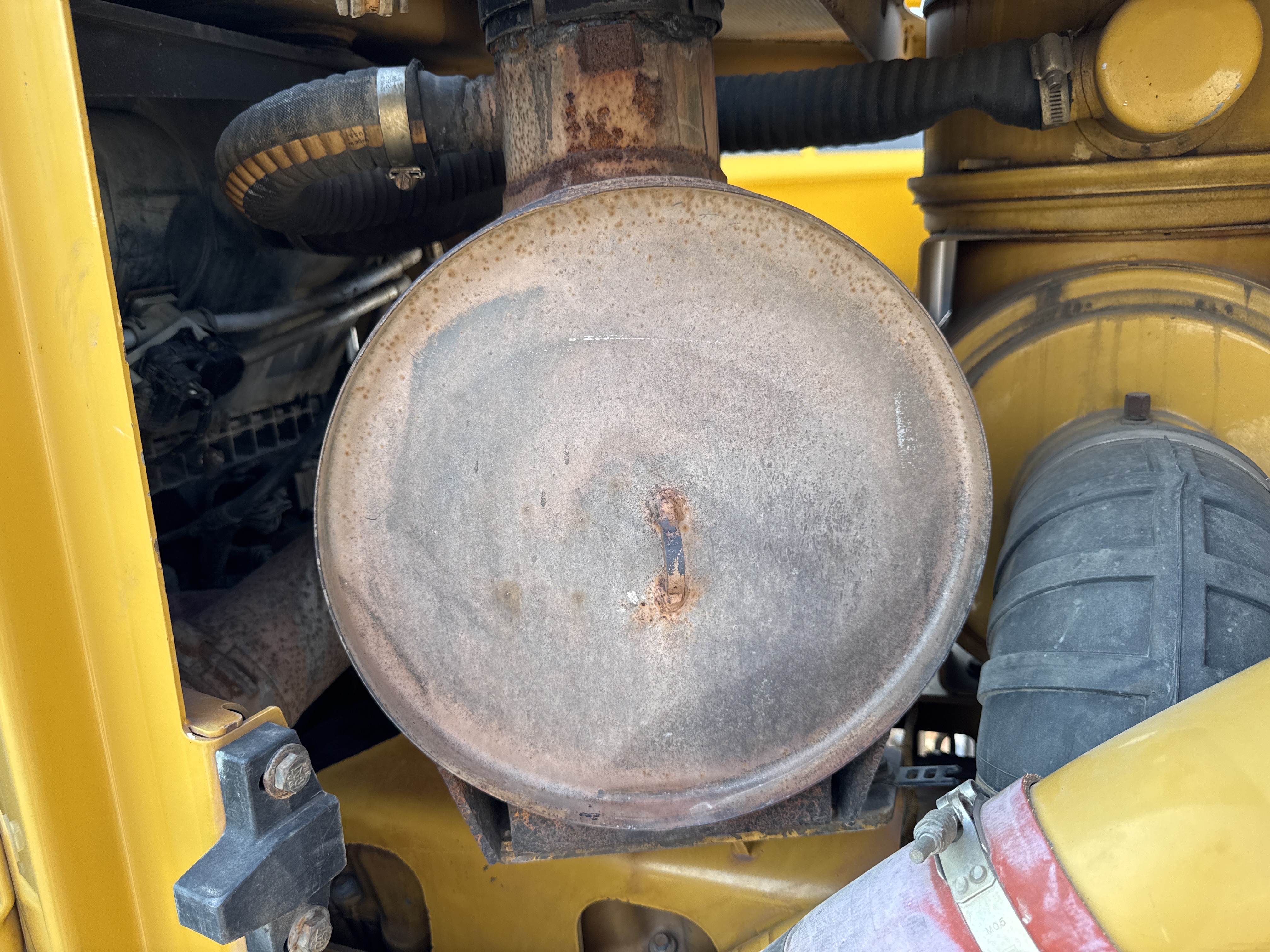 CDB-005-Cat-D8R-Crawler-dozers-inspection-Engine-Exhaust-system-2