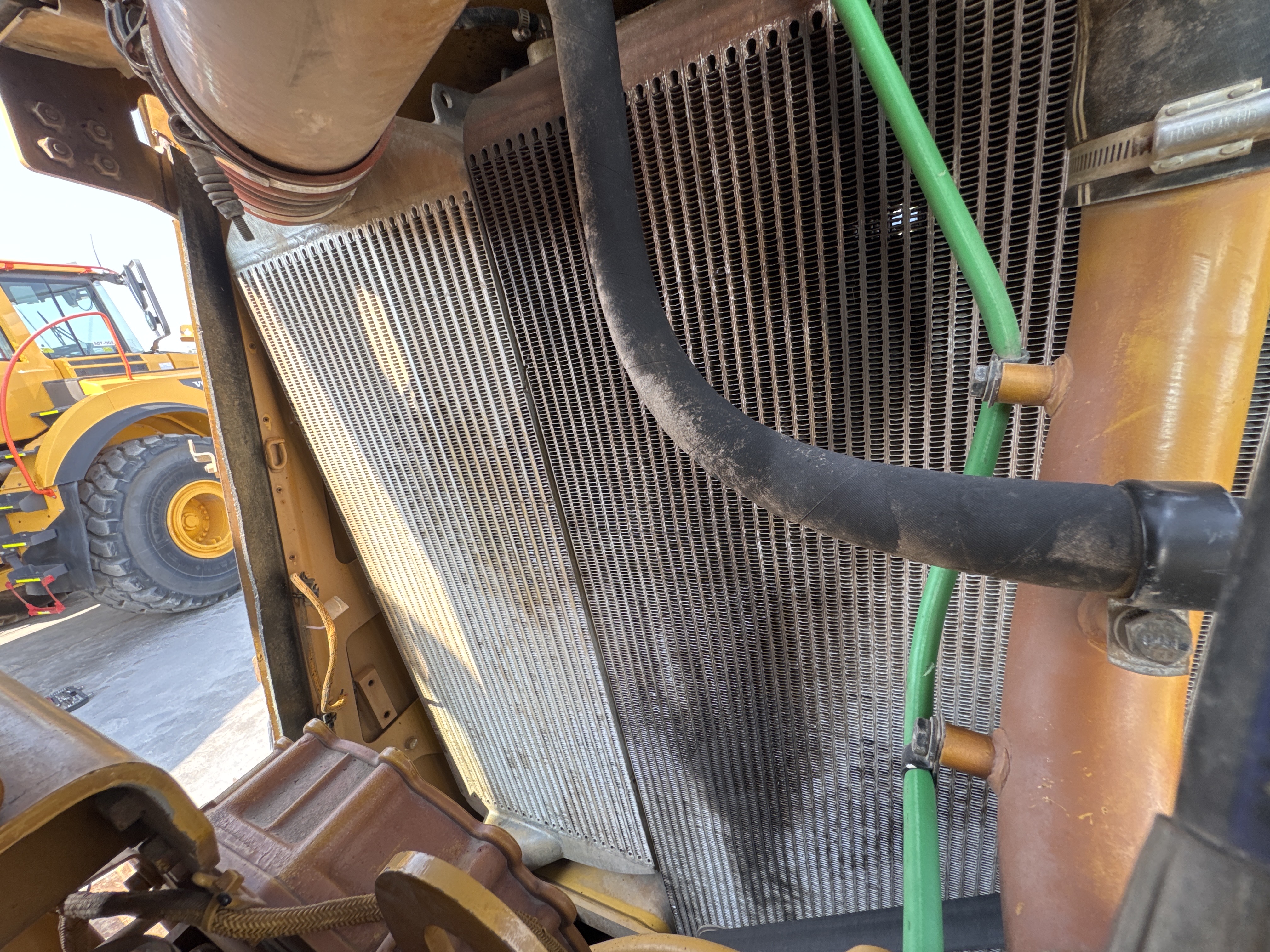 CDB-005-Cat-D8R-Crawler-dozers-inspection-Engine-Radiator,-condenser,-intercooler,-hydraulic-cooler-2