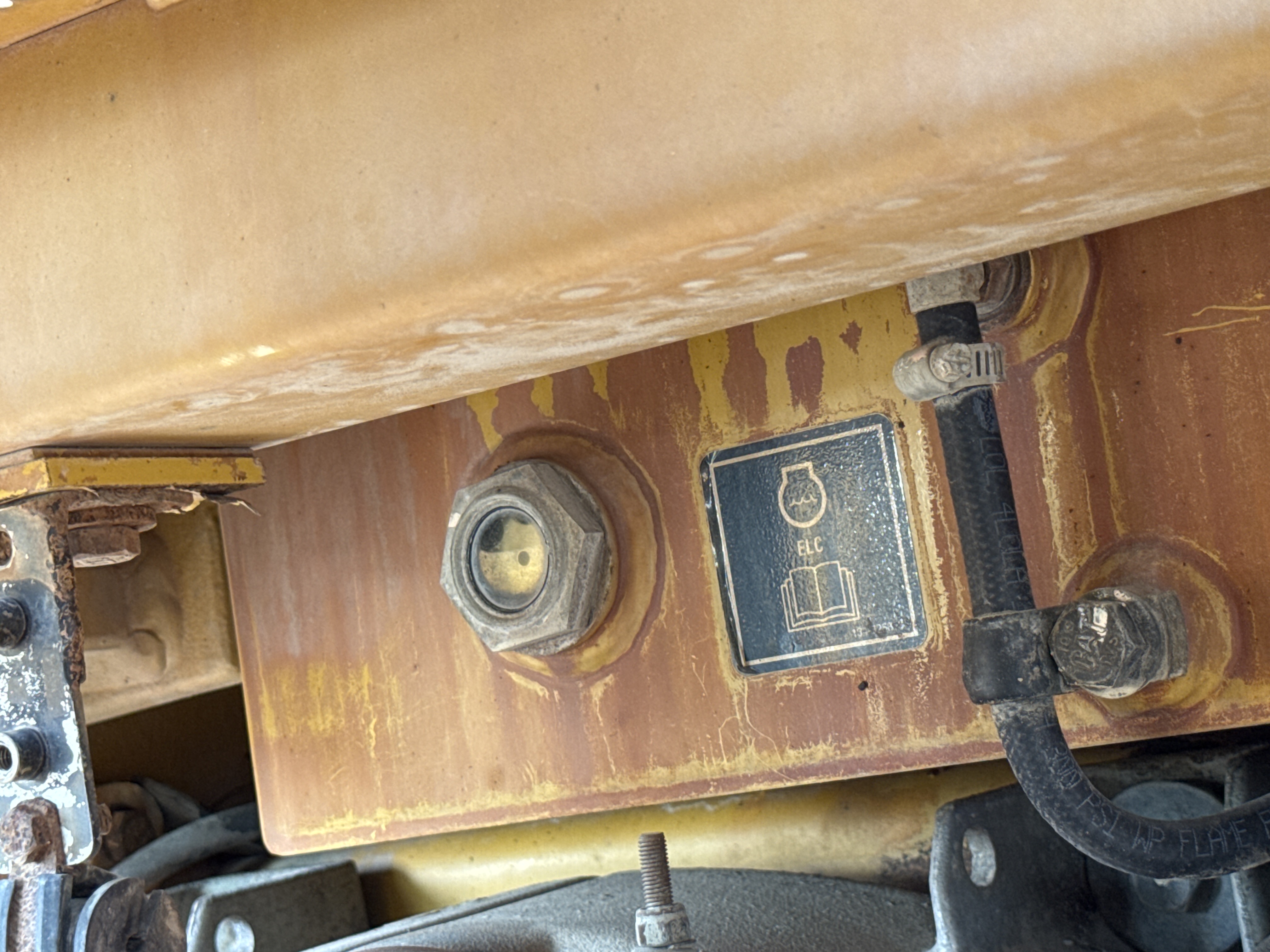 CDB-005-Cat-D8R-Crawler-dozers-inspection-Engine-Radiator,-condenser,-intercooler,-hydraulic-cooler-2