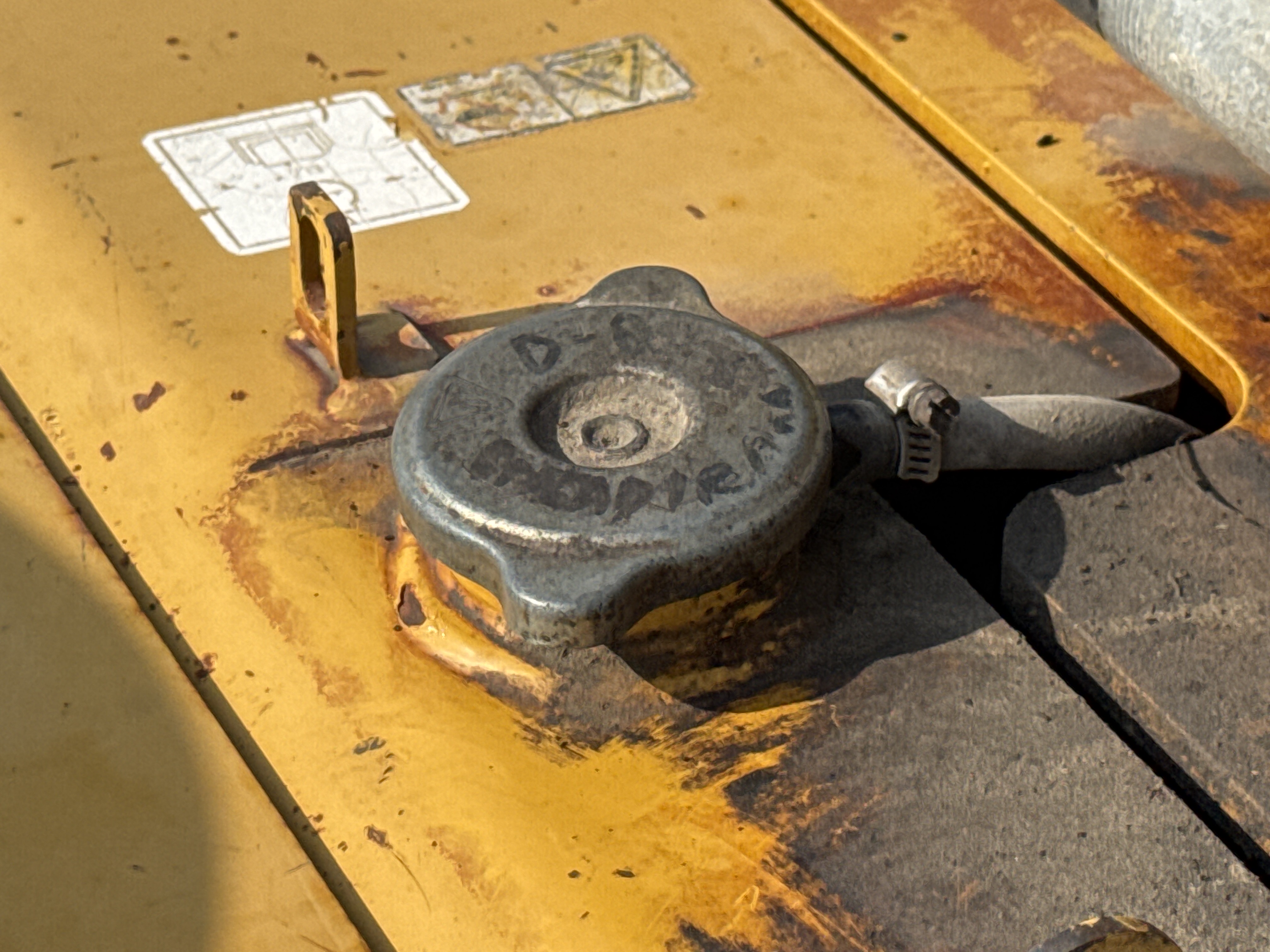 CDB-005-Cat-D8R-Crawler-dozers-inspection-Engine-Radiator,-condenser,-intercooler,-hydraulic-cooler-2