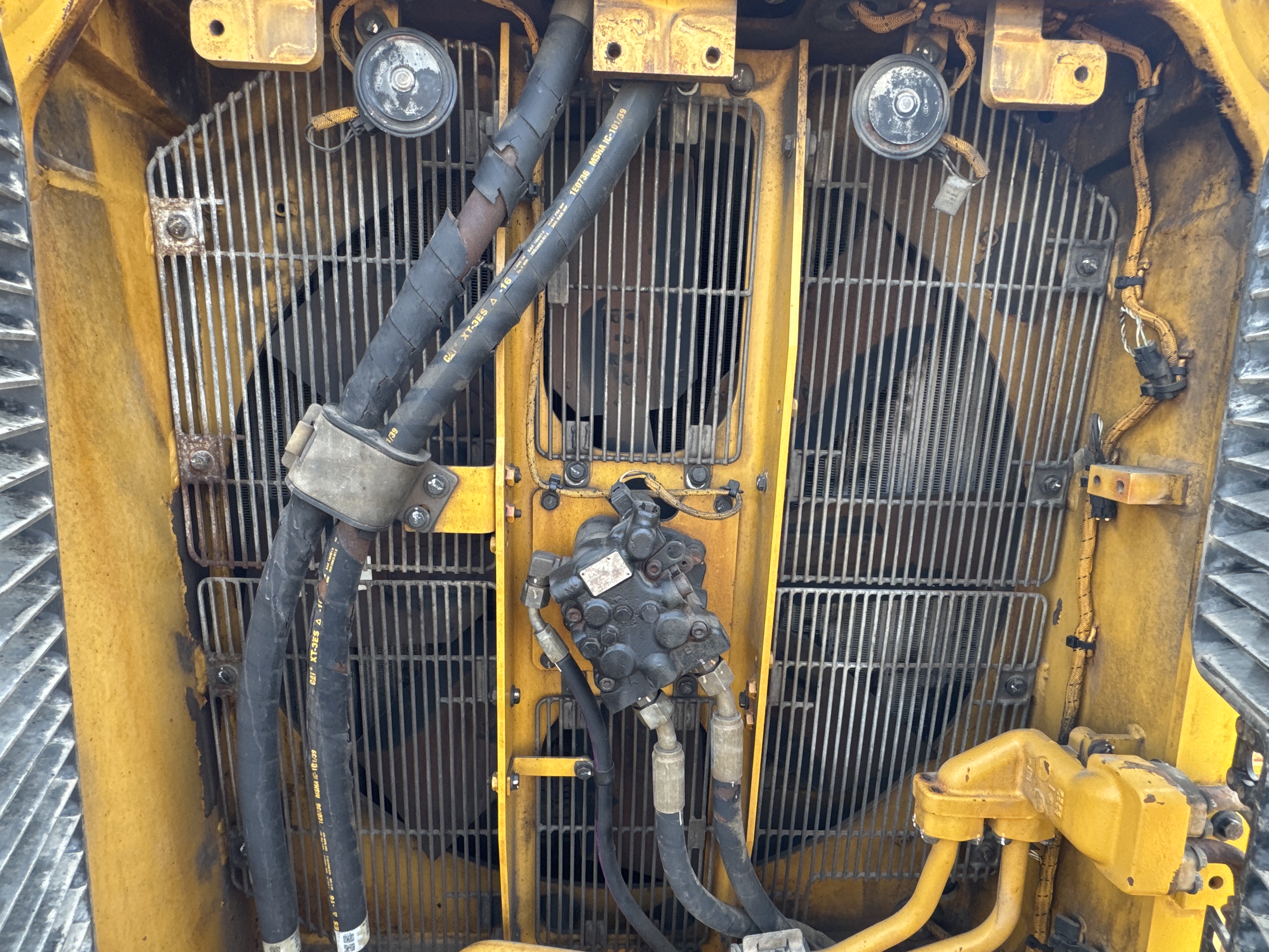 CDB-005-Cat-D8R-Crawler-dozers-inspection-Engine-Cooling-fan-and-fan-guard-2