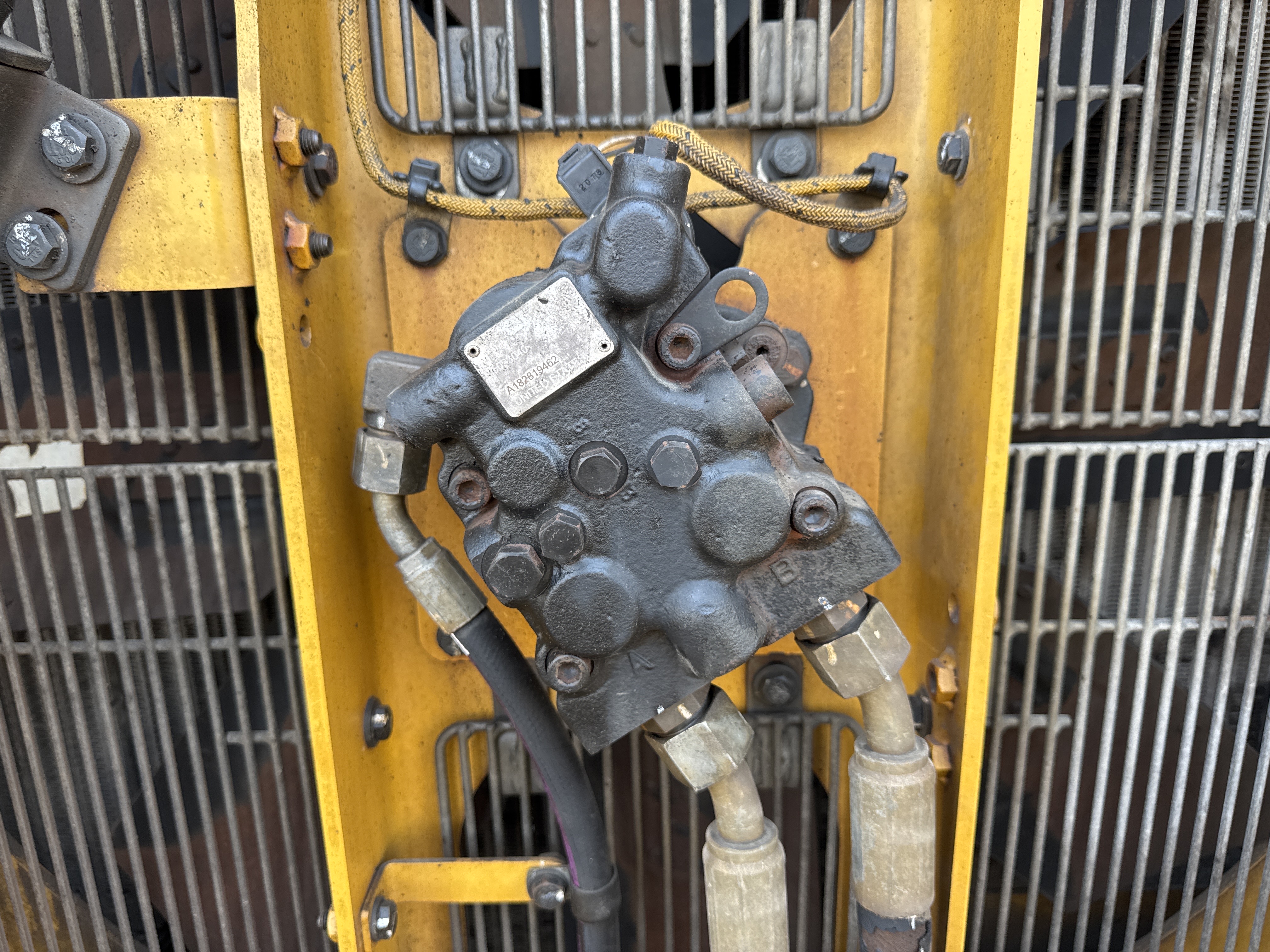 CDB-005-Cat-D8R-Crawler-dozers-inspection-Engine-Cooling-fan-and-fan-guard-2
