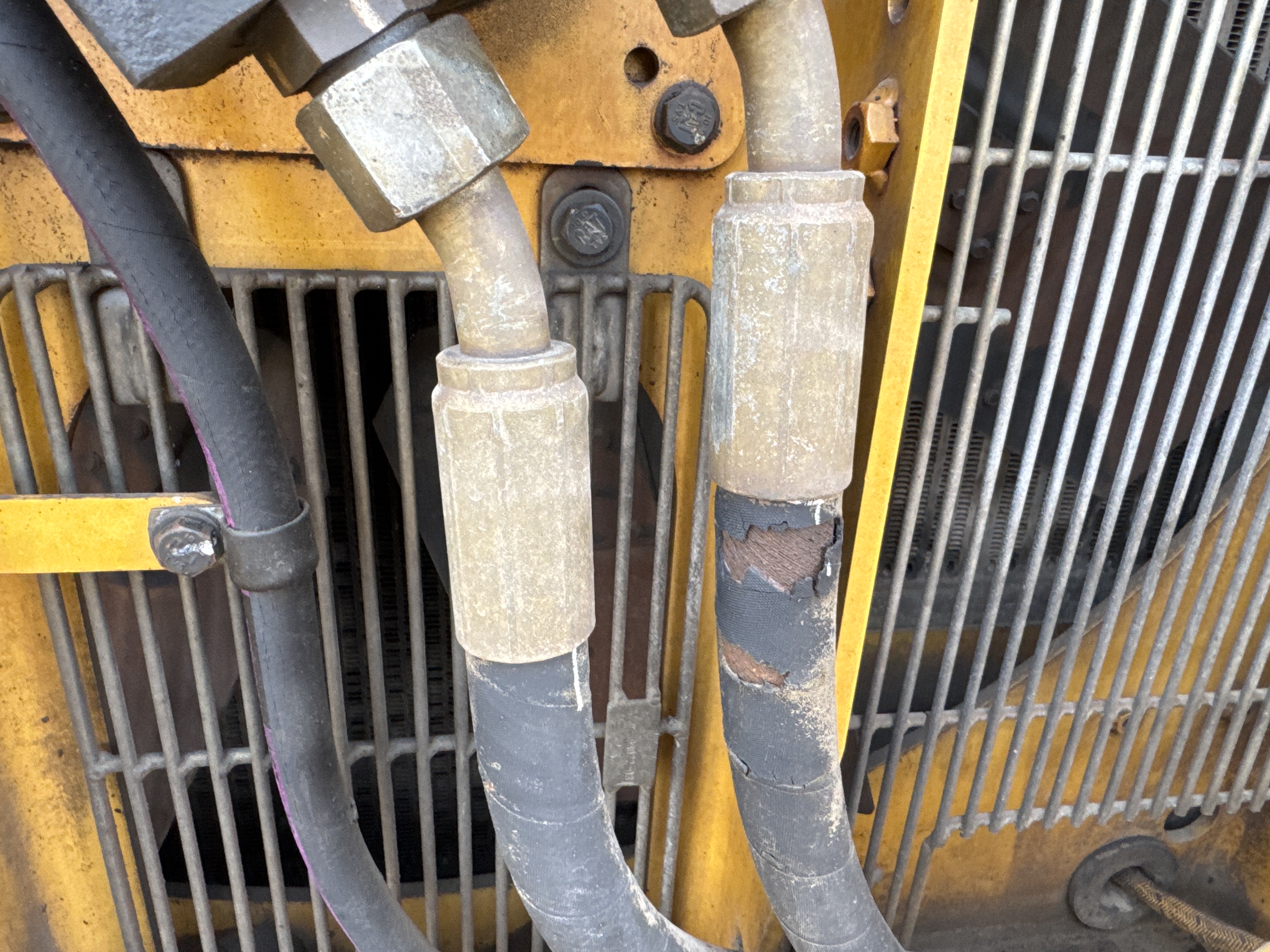 CDB-005-Cat-D8R-Crawler-dozers-inspection-Hydraulics-Hydraulic-hoses-and-lines-2