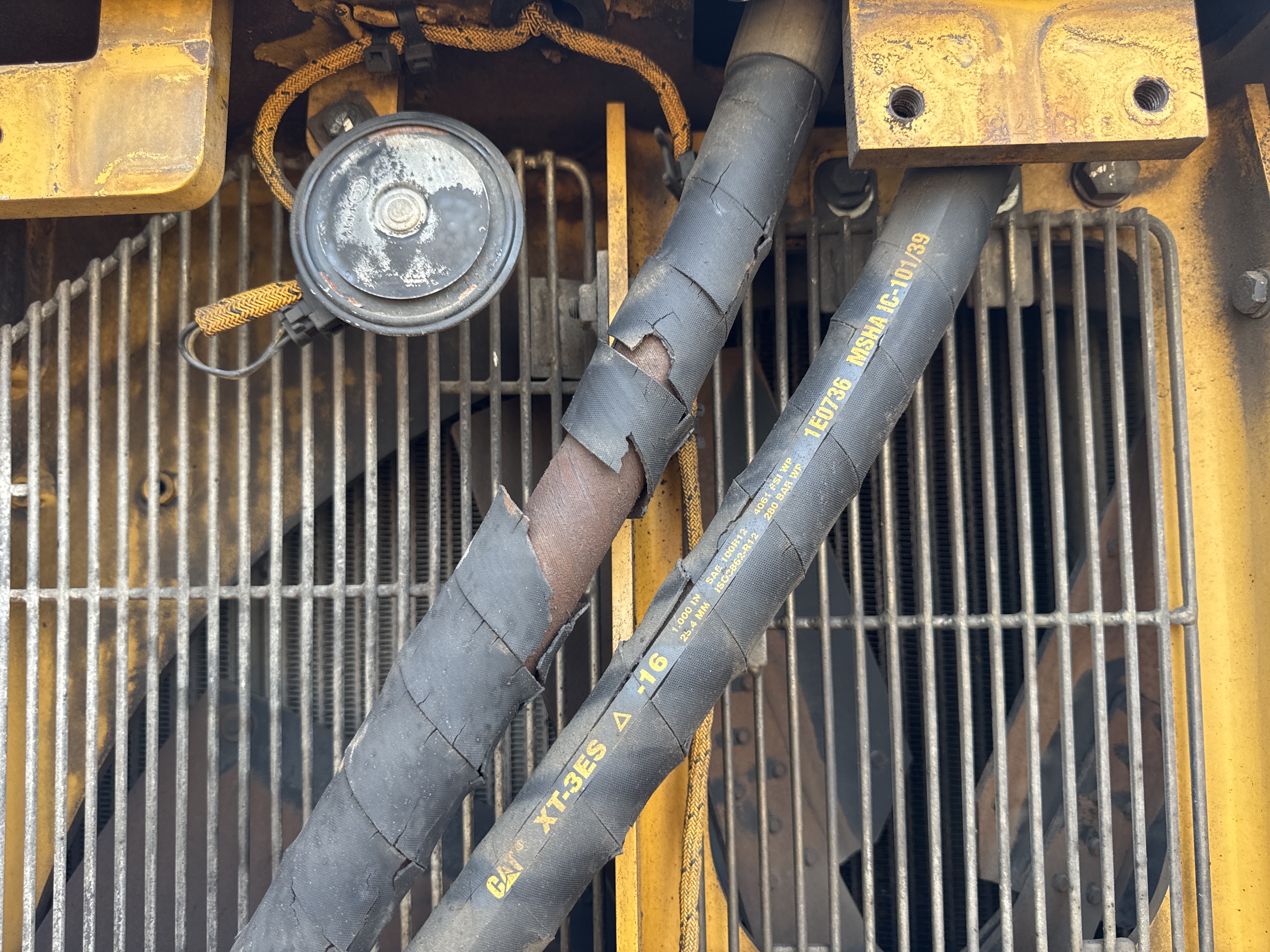 CDB-005-Cat-D8R-Crawler-dozers-inspection-Hydraulics-Hydraulic-hoses-and-lines-2