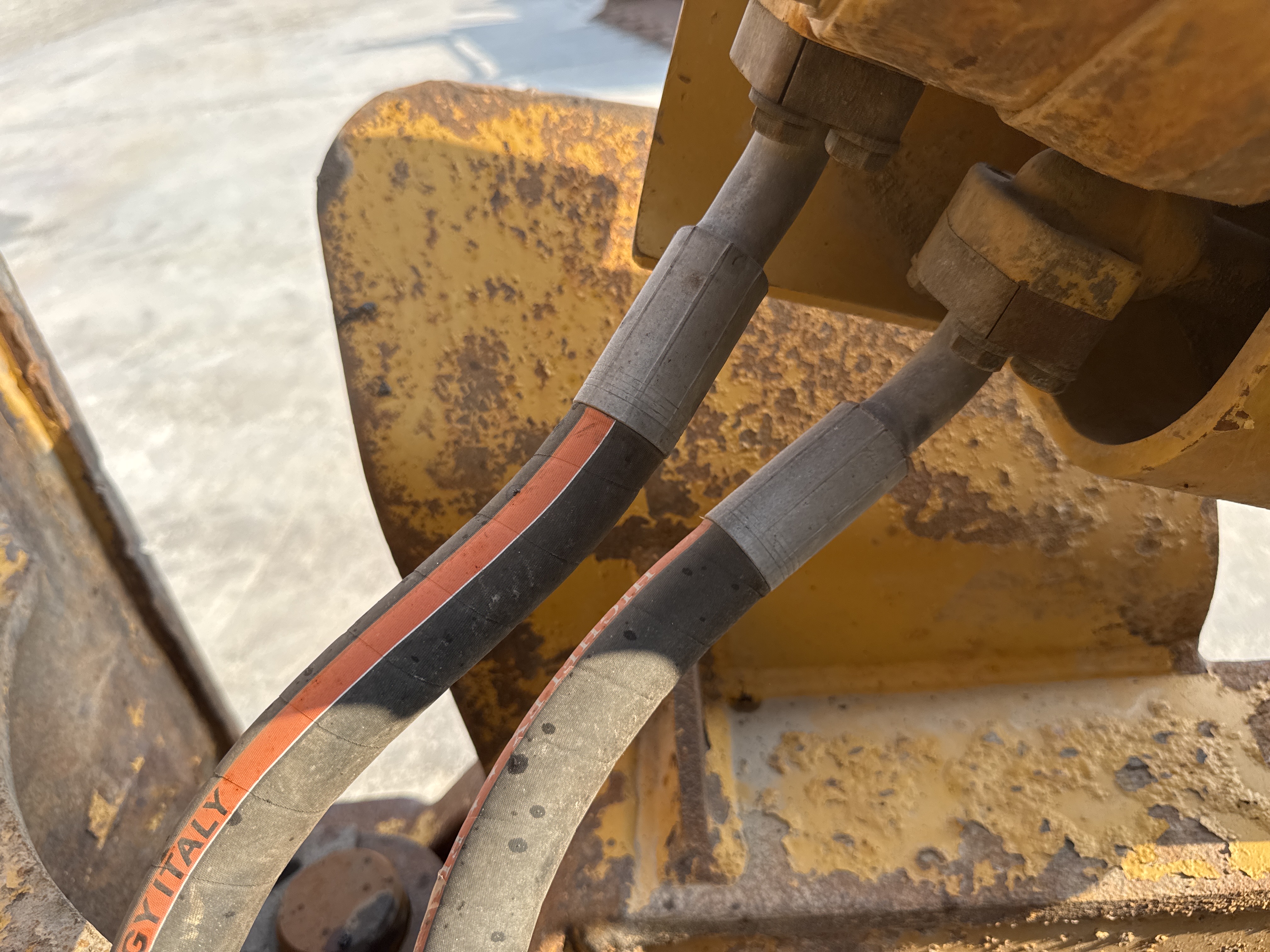 CDB-005-Cat-D8R-Crawler-dozers-inspection-Hydraulics-Hydraulic-hoses-and-lines-2