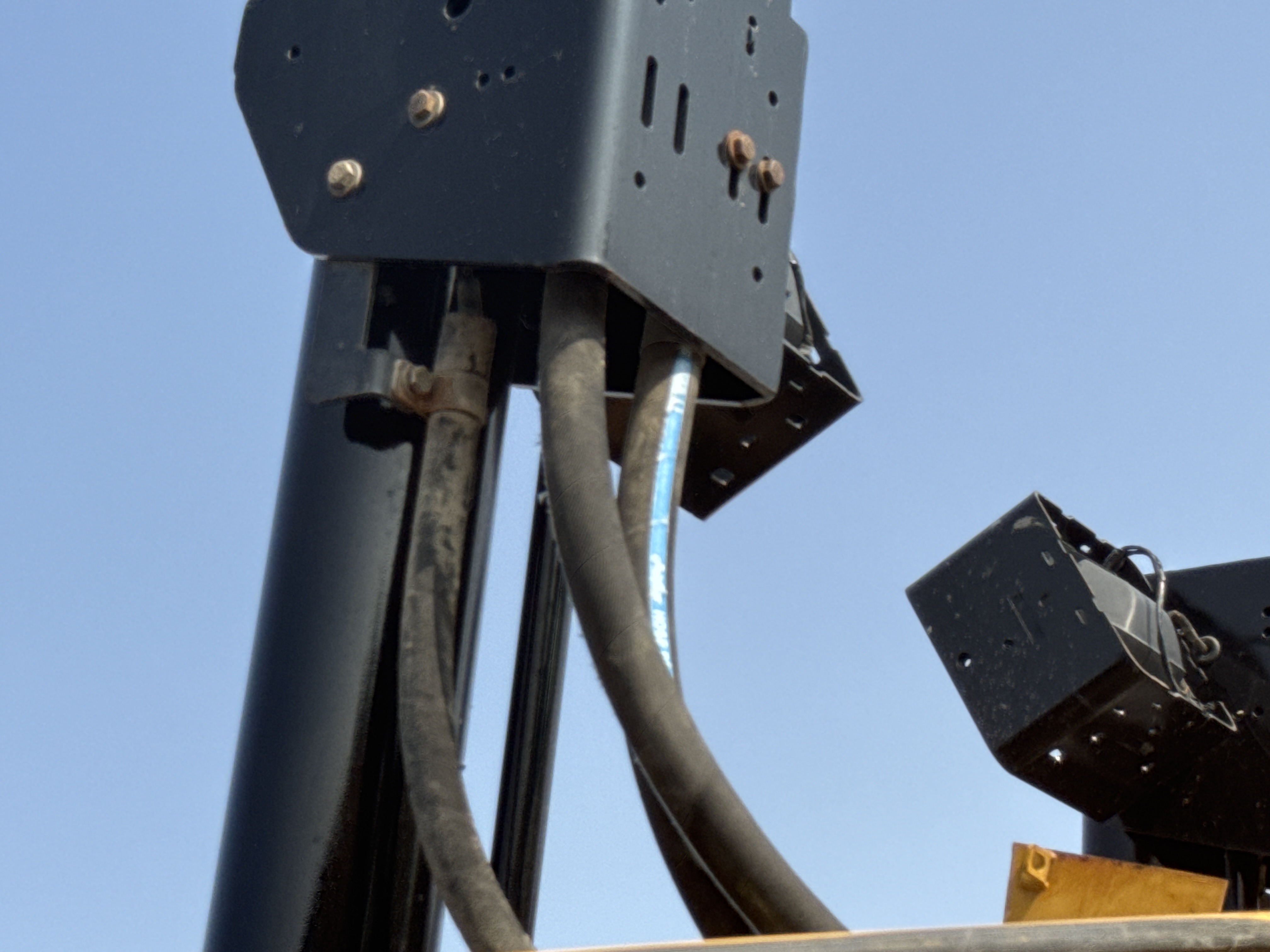 CDB-005-Cat-D8R-Crawler-dozers-inspection-Hydraulics-Hydraulic-hoses-and-lines-2