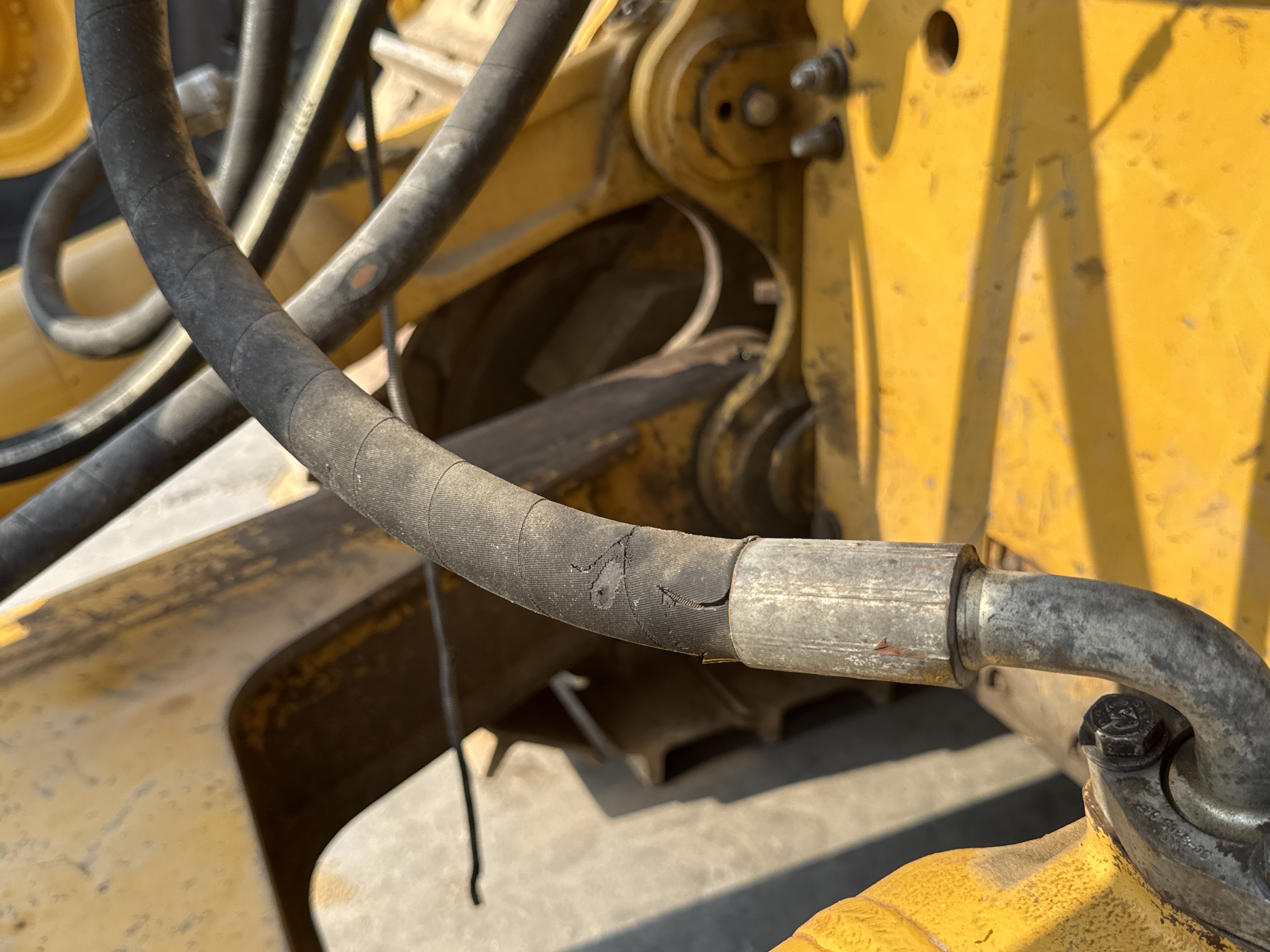 CDB-005-Cat-D8R-Crawler-dozers-inspection-Hydraulics-Hydraulic-hoses-and-lines-2