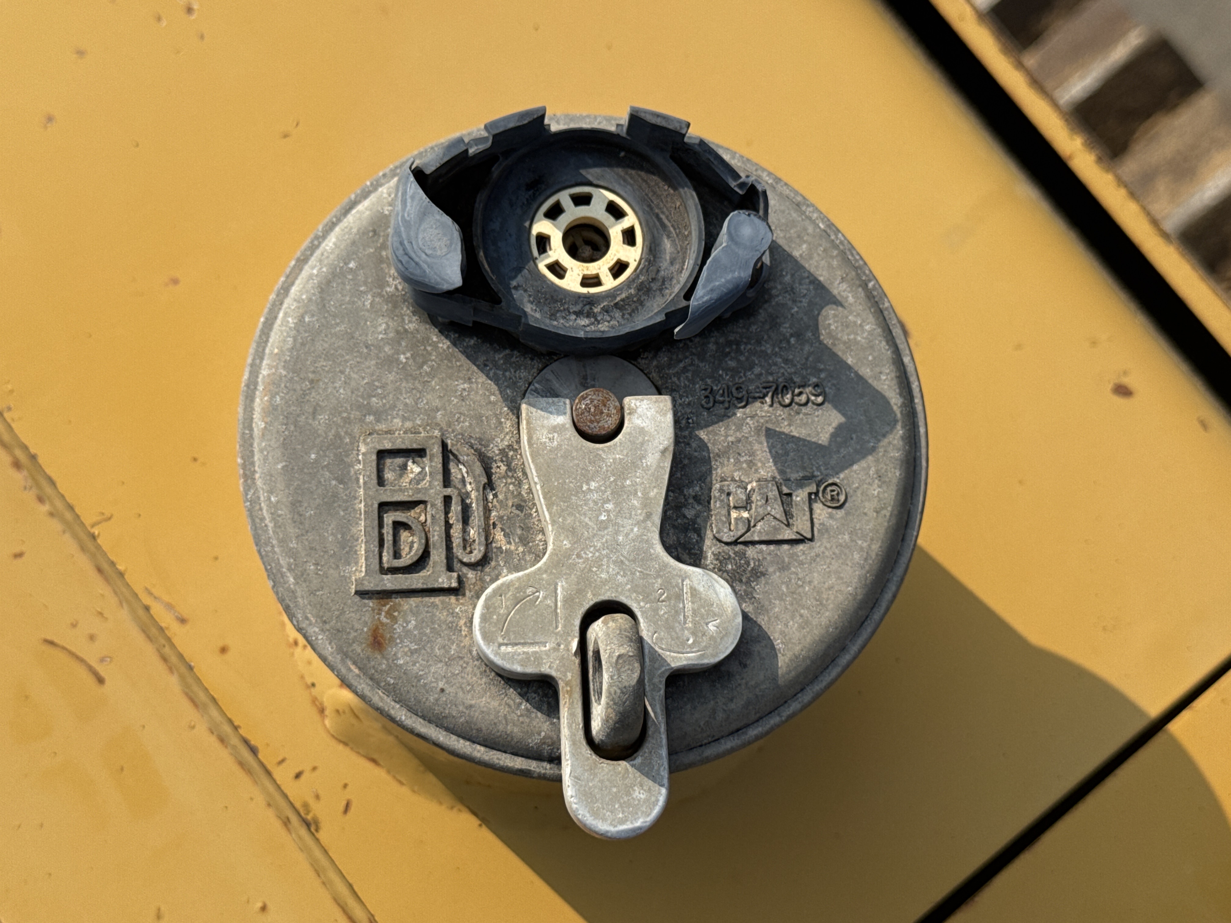 CDB-005-Cat-D8R-Crawler-dozers-inspection-Engine-Fuel-tank-2