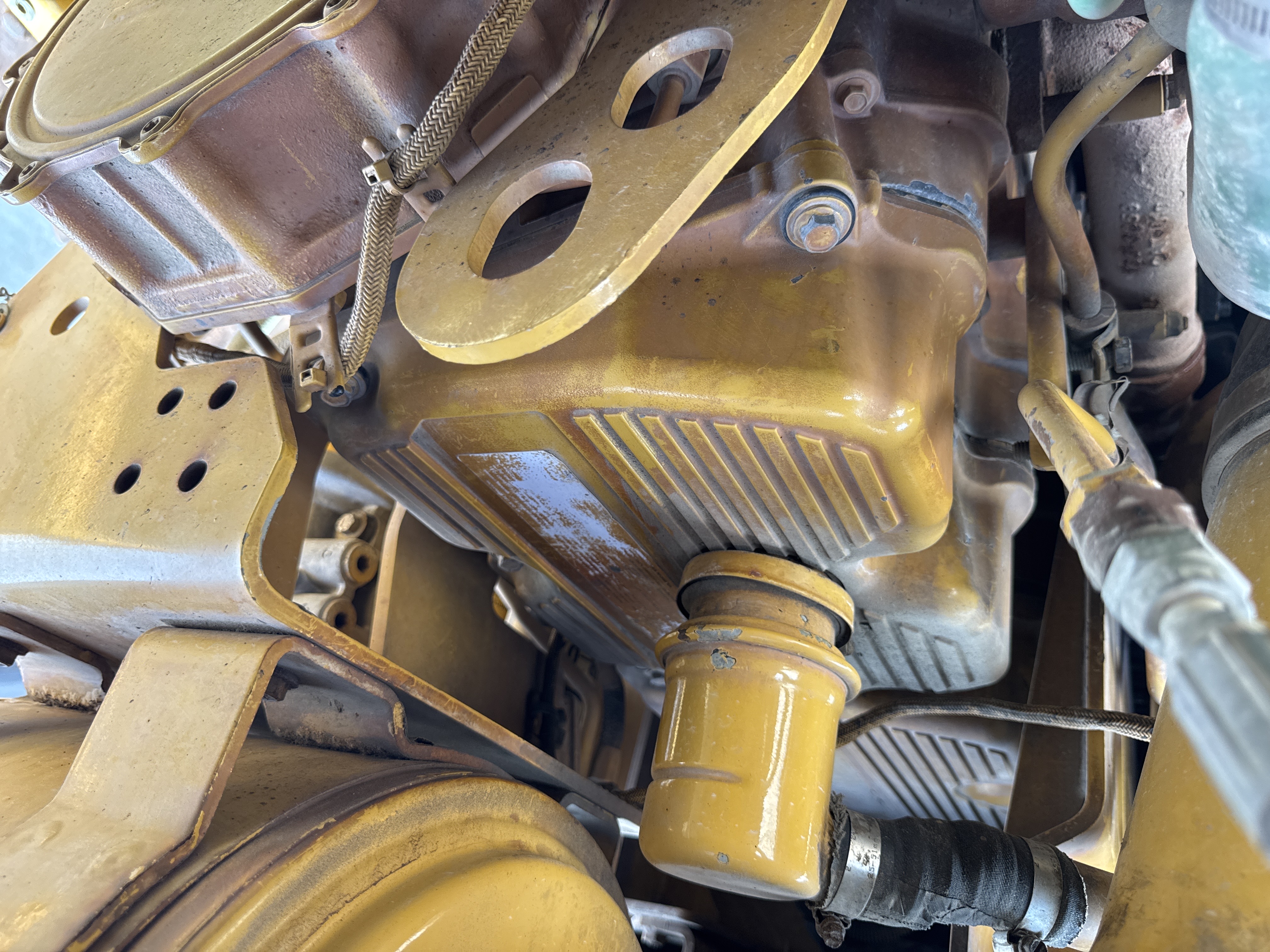CDB-005-Cat-D8R-Crawler-dozers-inspection-Engine-Engine-oil-leaks-2