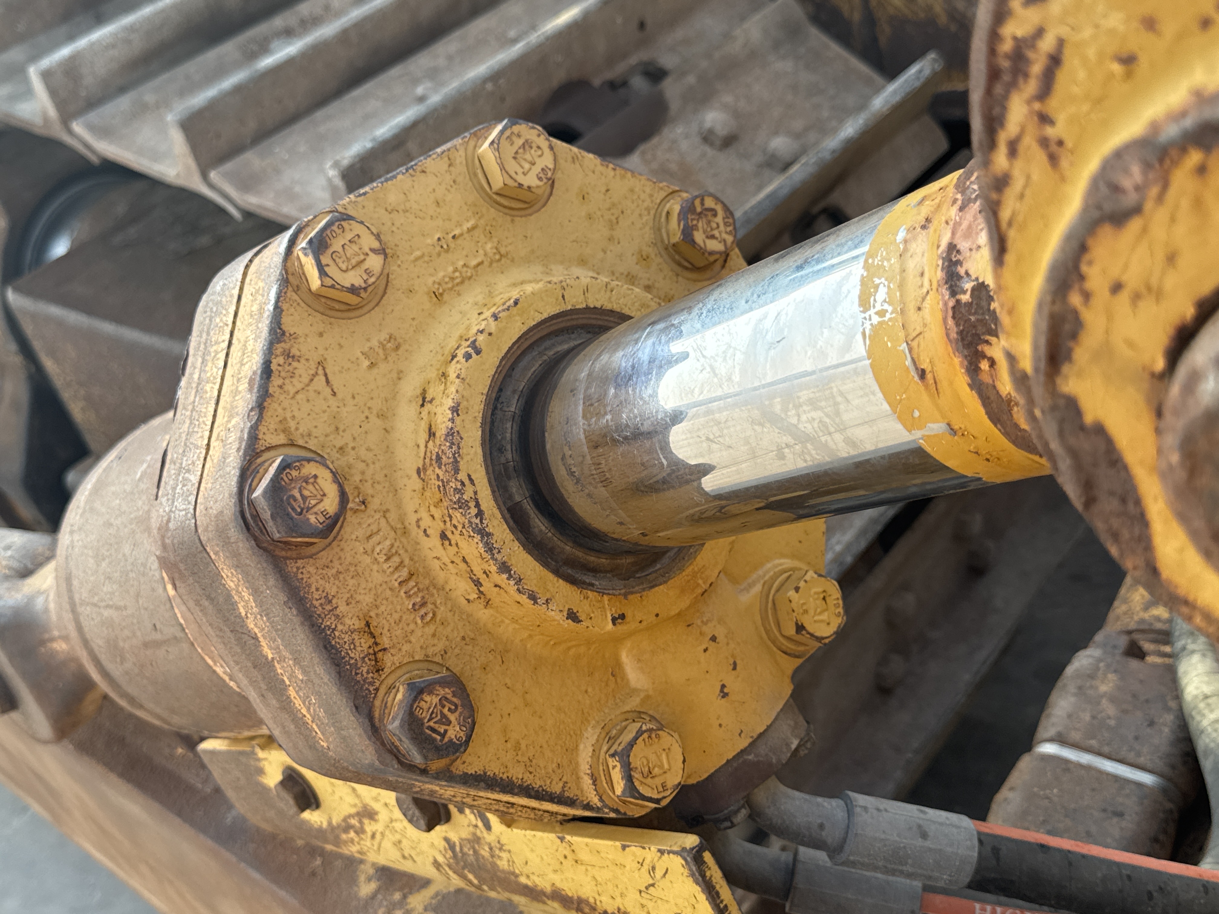 CDB-005-Cat-D8R-Crawler-dozers-inspection-Hydraulics-Blade-tilt-cylinders-2