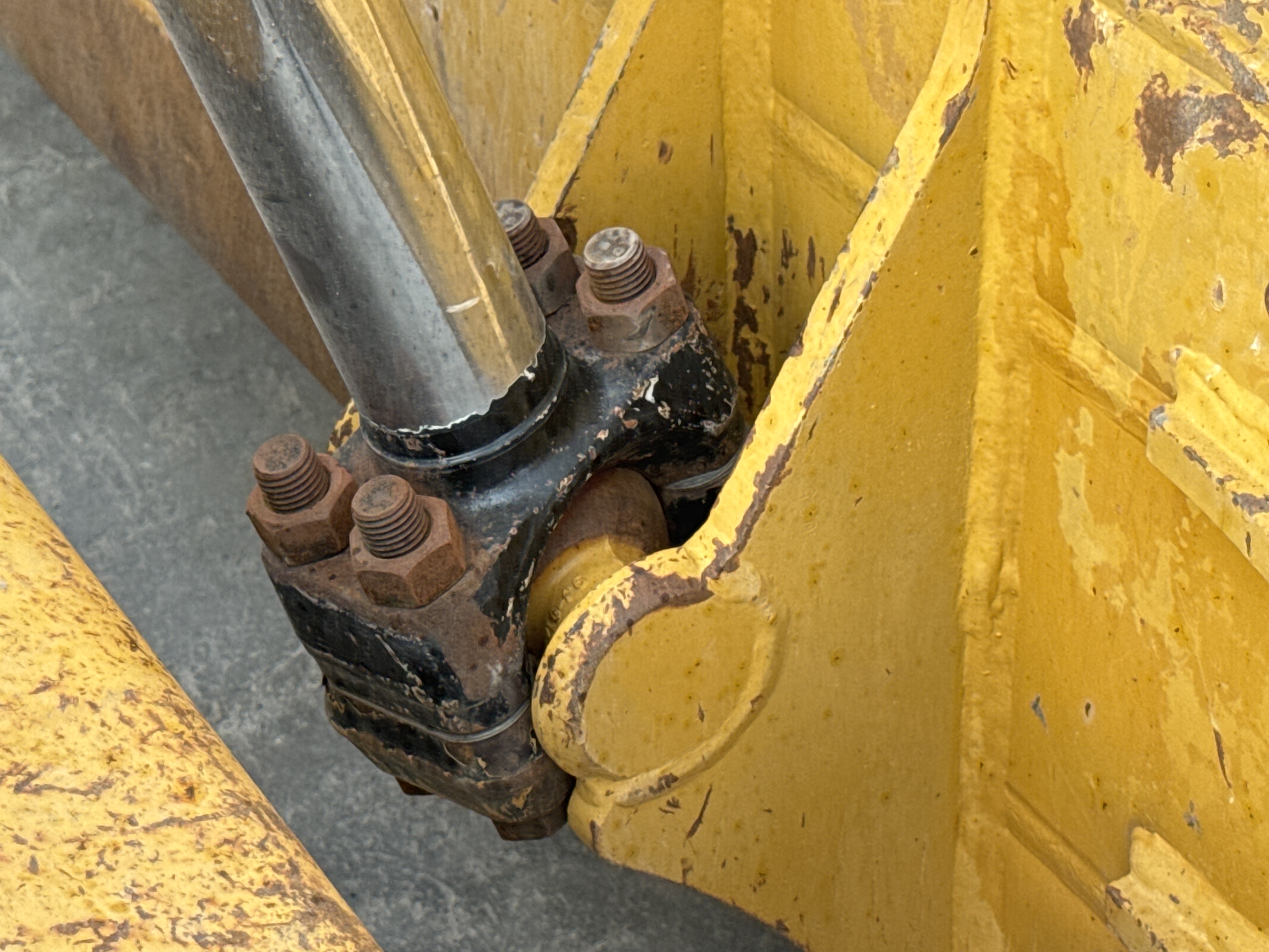 CDB-005-Cat-D8R-Crawler-dozers-inspection-Hydraulics-Hydraulic-pins-/-locks-2