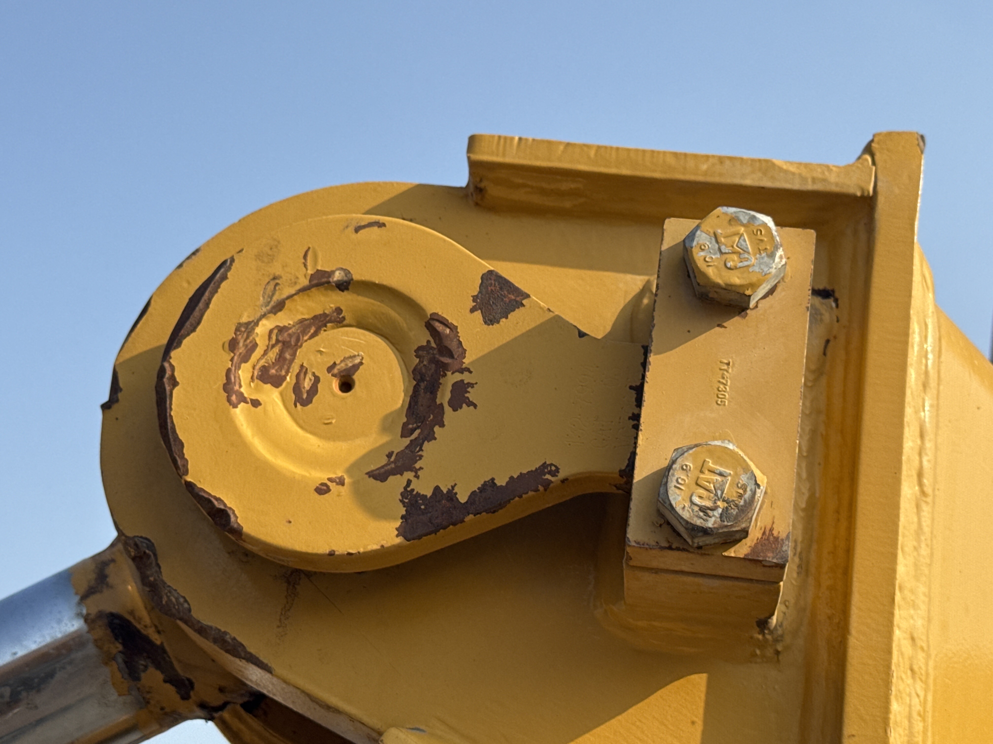 CDB-005-Cat-D8R-Crawler-dozers-inspection-Hydraulics-Hydraulic-pins-/-locks-2