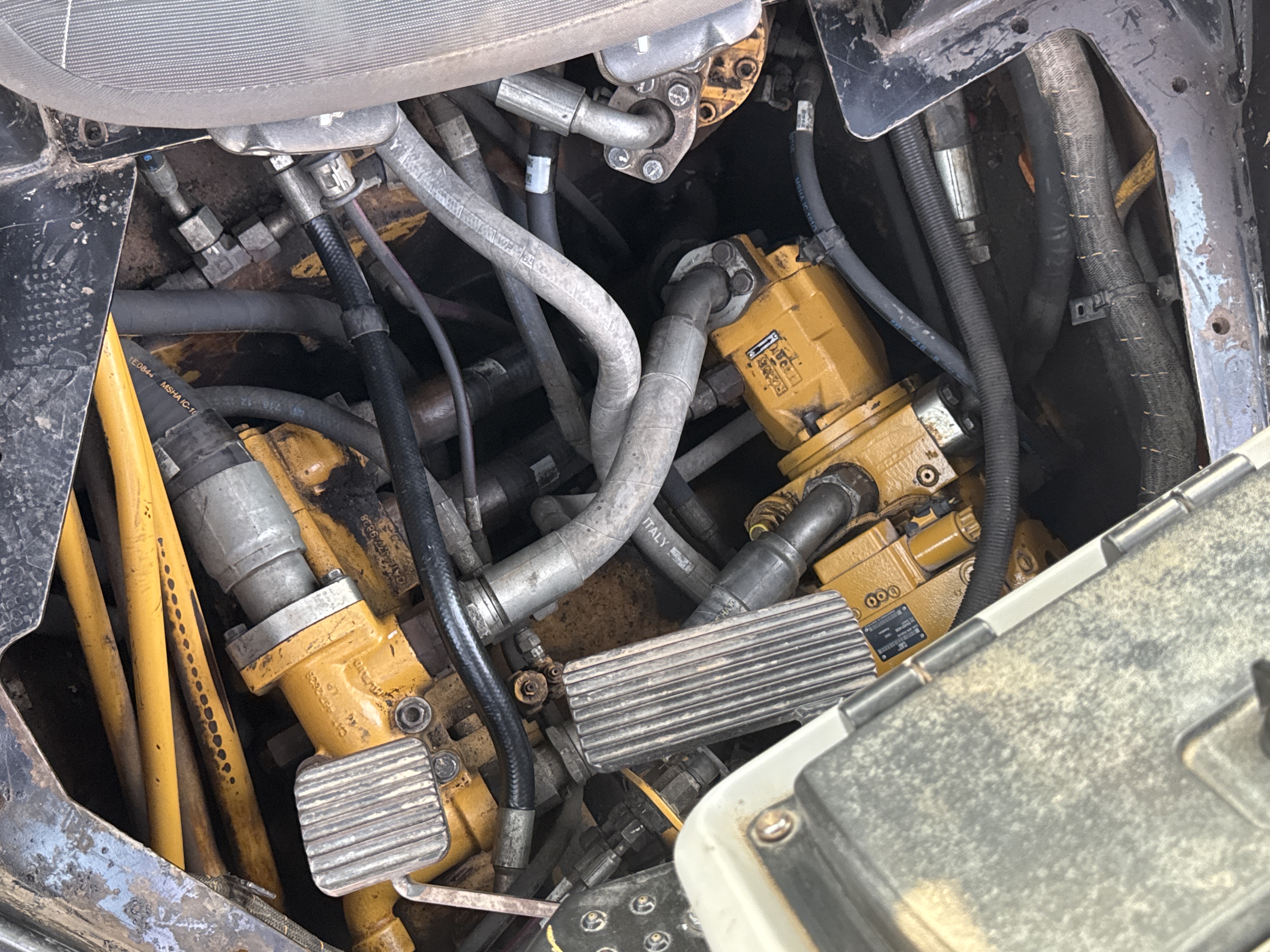 CDB-005-Cat-D8R-Crawler-dozers-inspection-Hydraulics-Hydraulic-pump-2