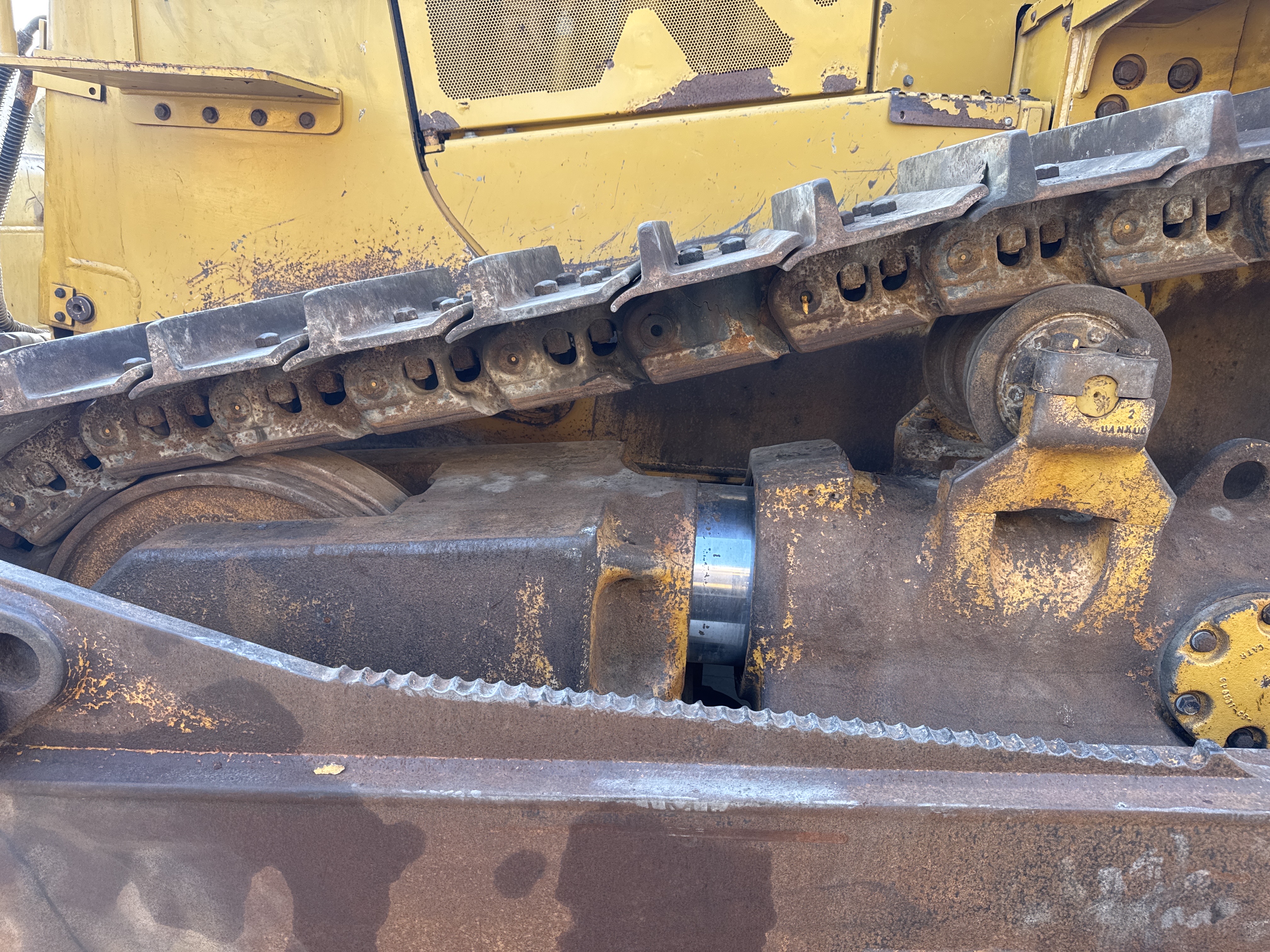 CDB-005-Cat-D8R-Crawler-dozers-inspection-Undercarriage-Left-track-tensioner-2
