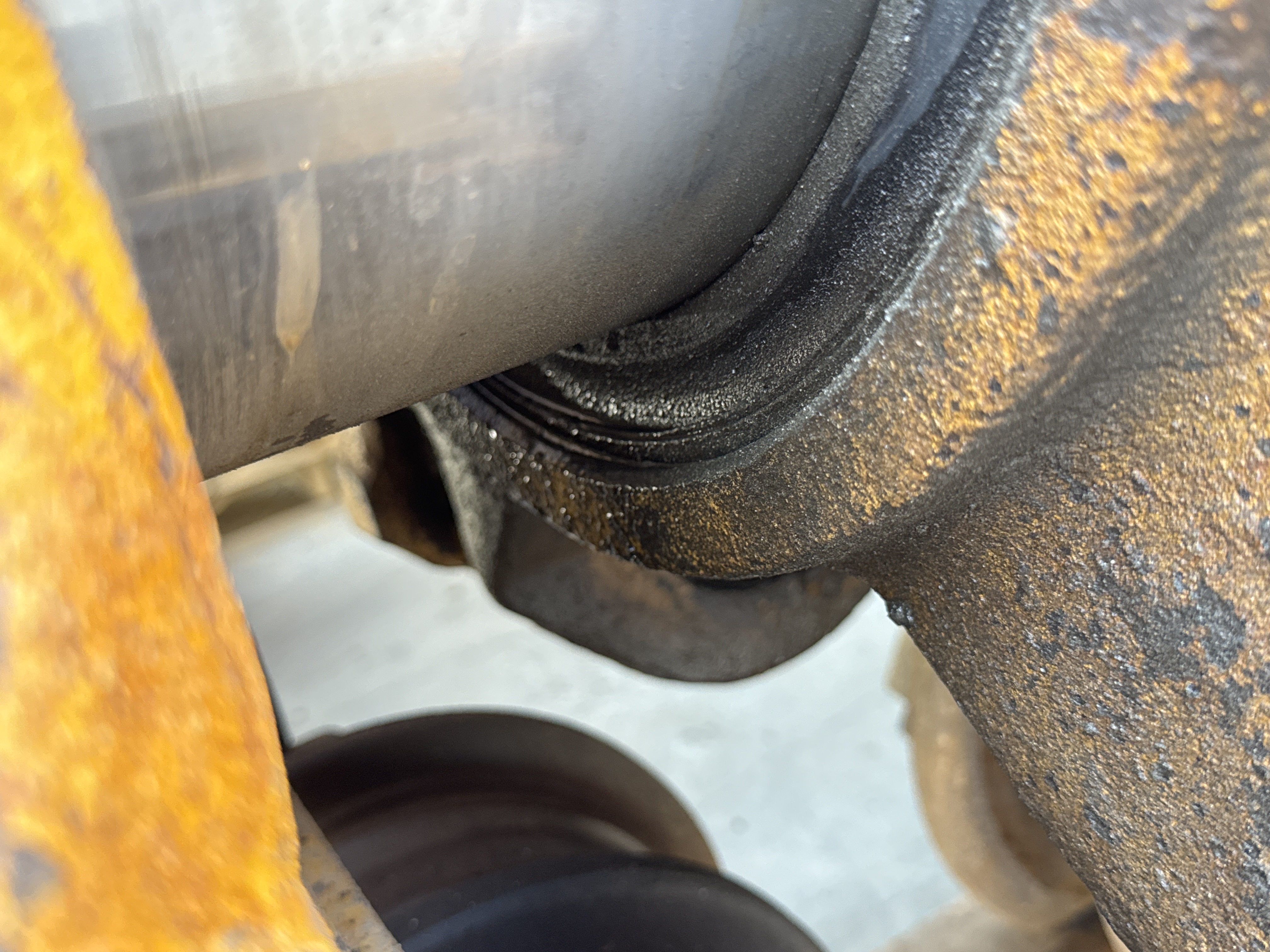 CDB-005-Cat-D8R-Crawler-dozers-inspection-Undercarriage-Left-track-tensioner-2