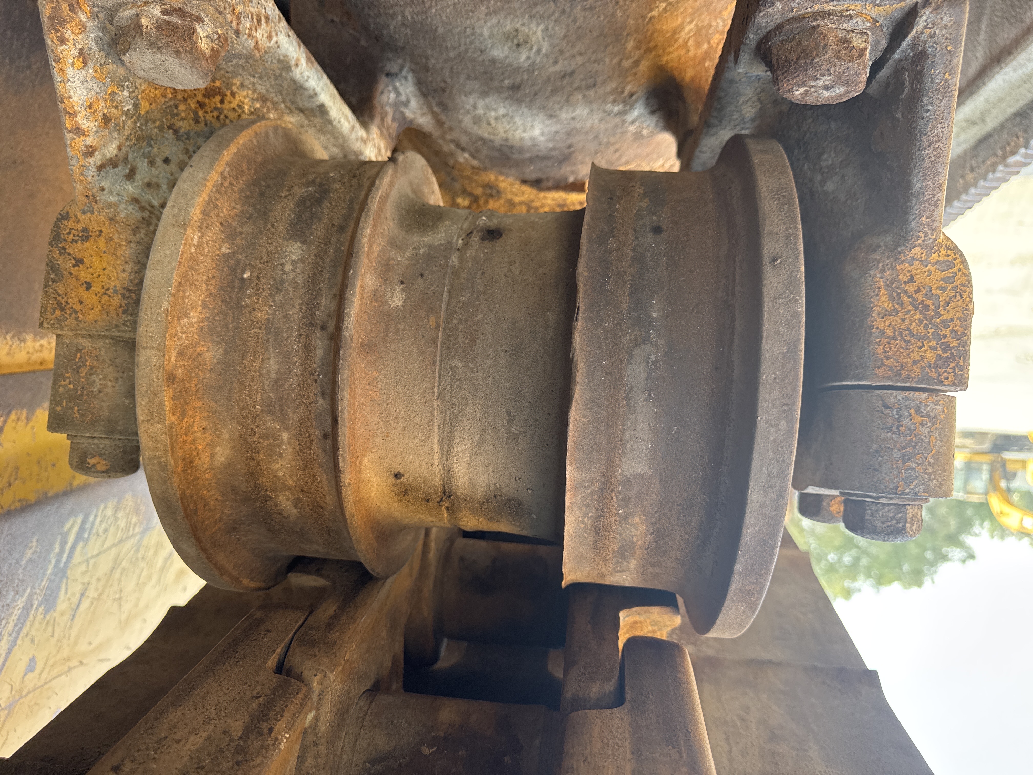 CDB-005-Cat-D8R-Crawler-dozers-inspection-Undercarriage-Left-carrier-rollers-2
