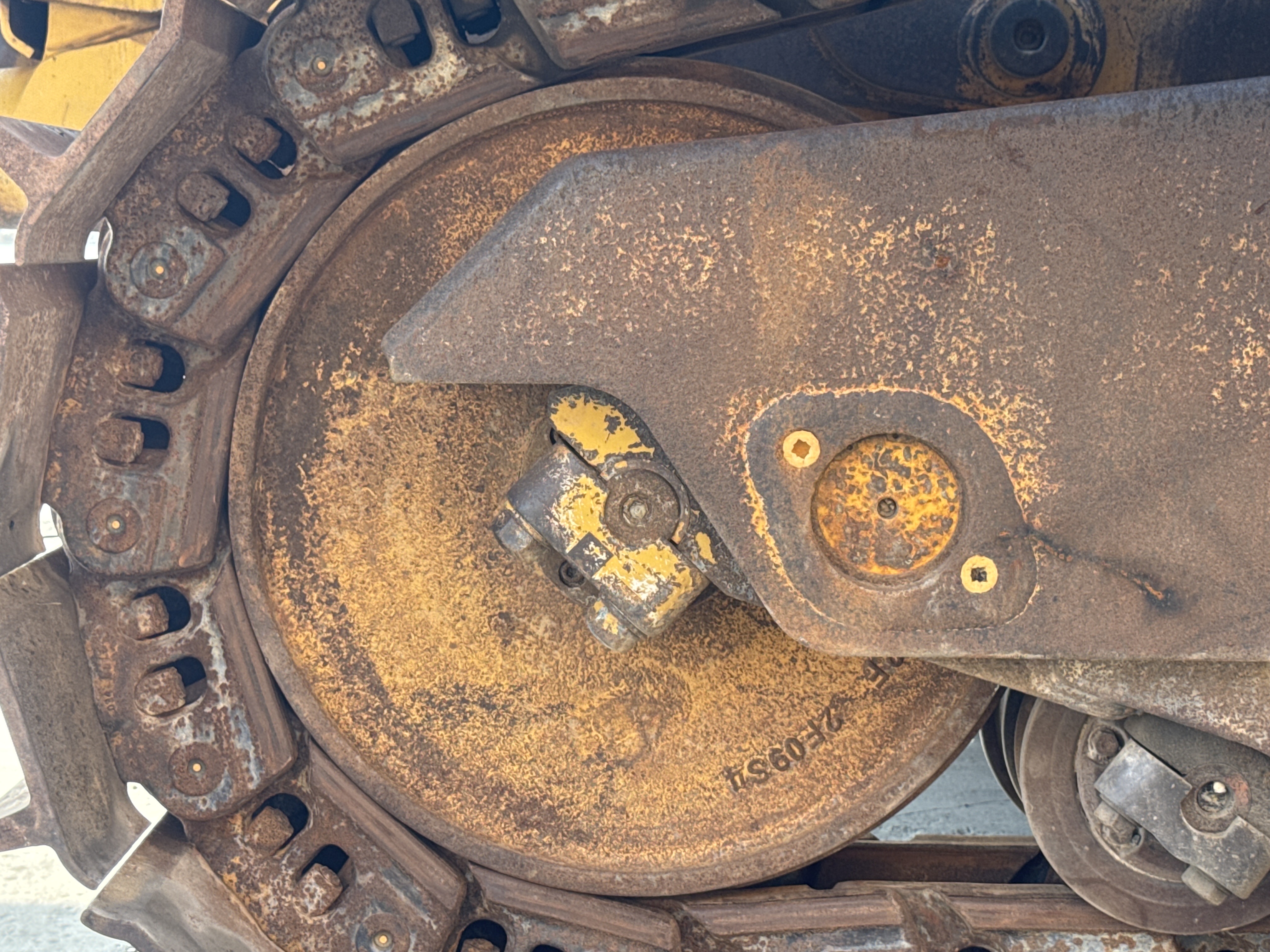 CDB-005-Cat-D8R-Crawler-dozers-inspection-Undercarriage-Left-front-idler-2