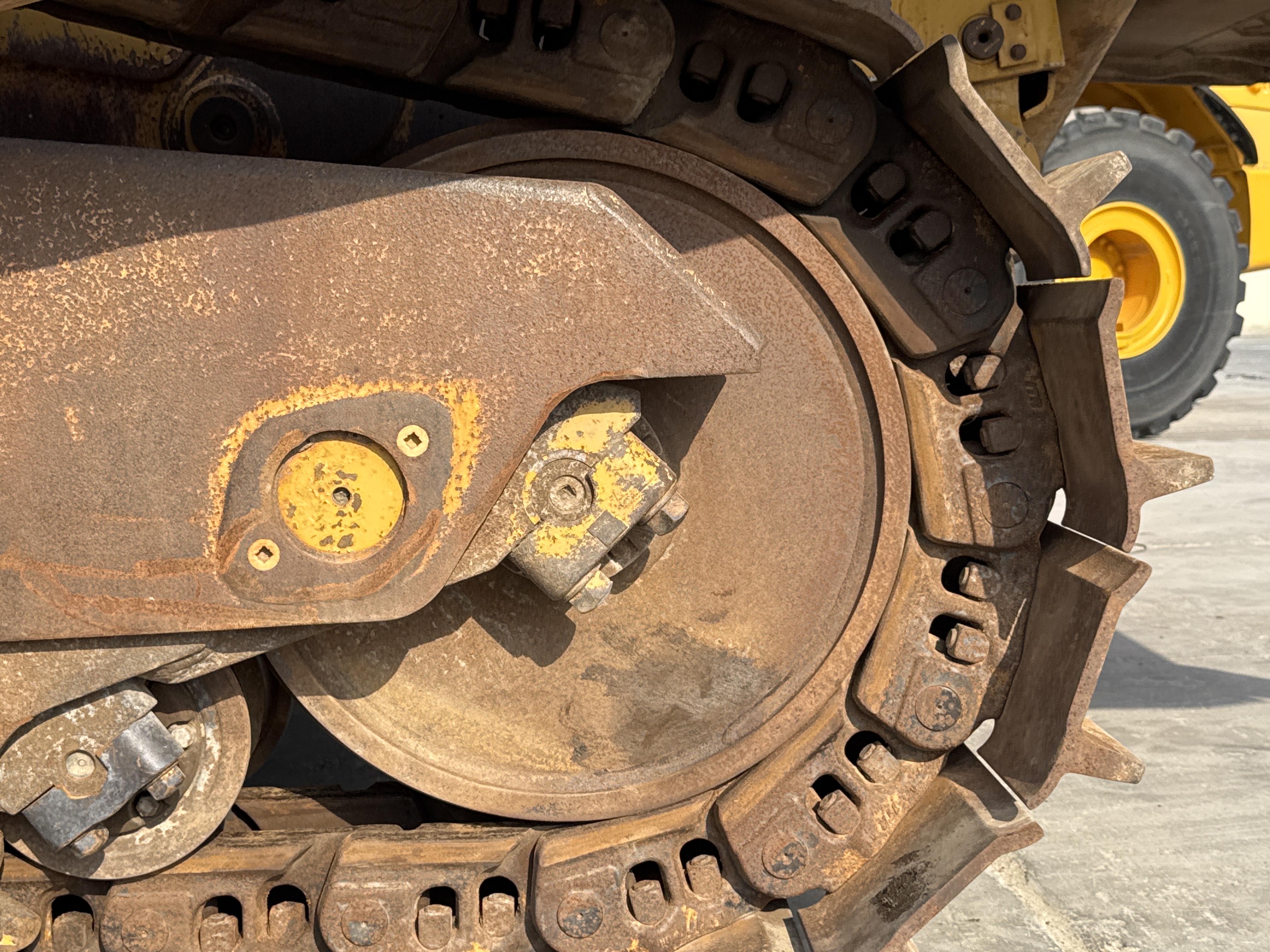 CDB-005-Cat-D8R-Crawler-dozers-inspection-Undercarriage-Right-front-idler-2