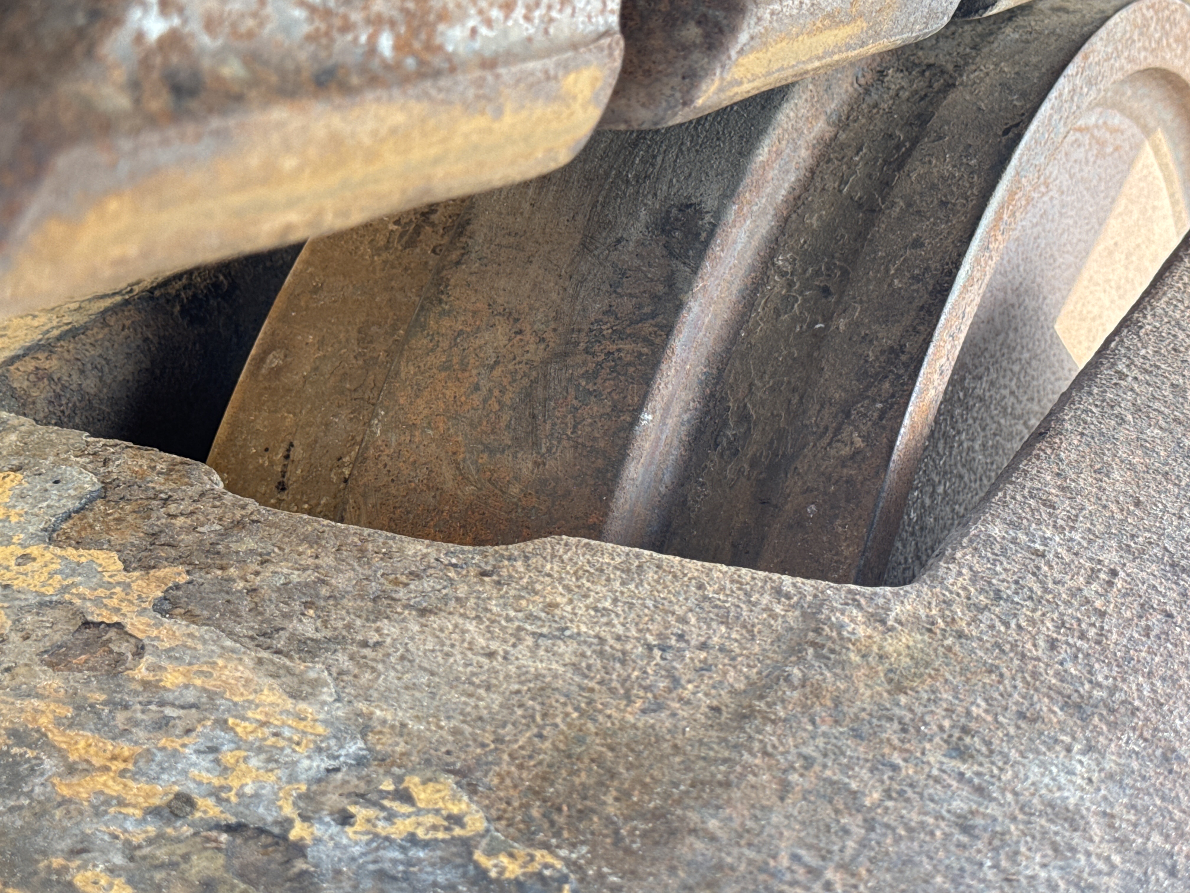 CDB-005-Cat-D8R-Crawler-dozers-inspection-Undercarriage-Right-front-idler-2