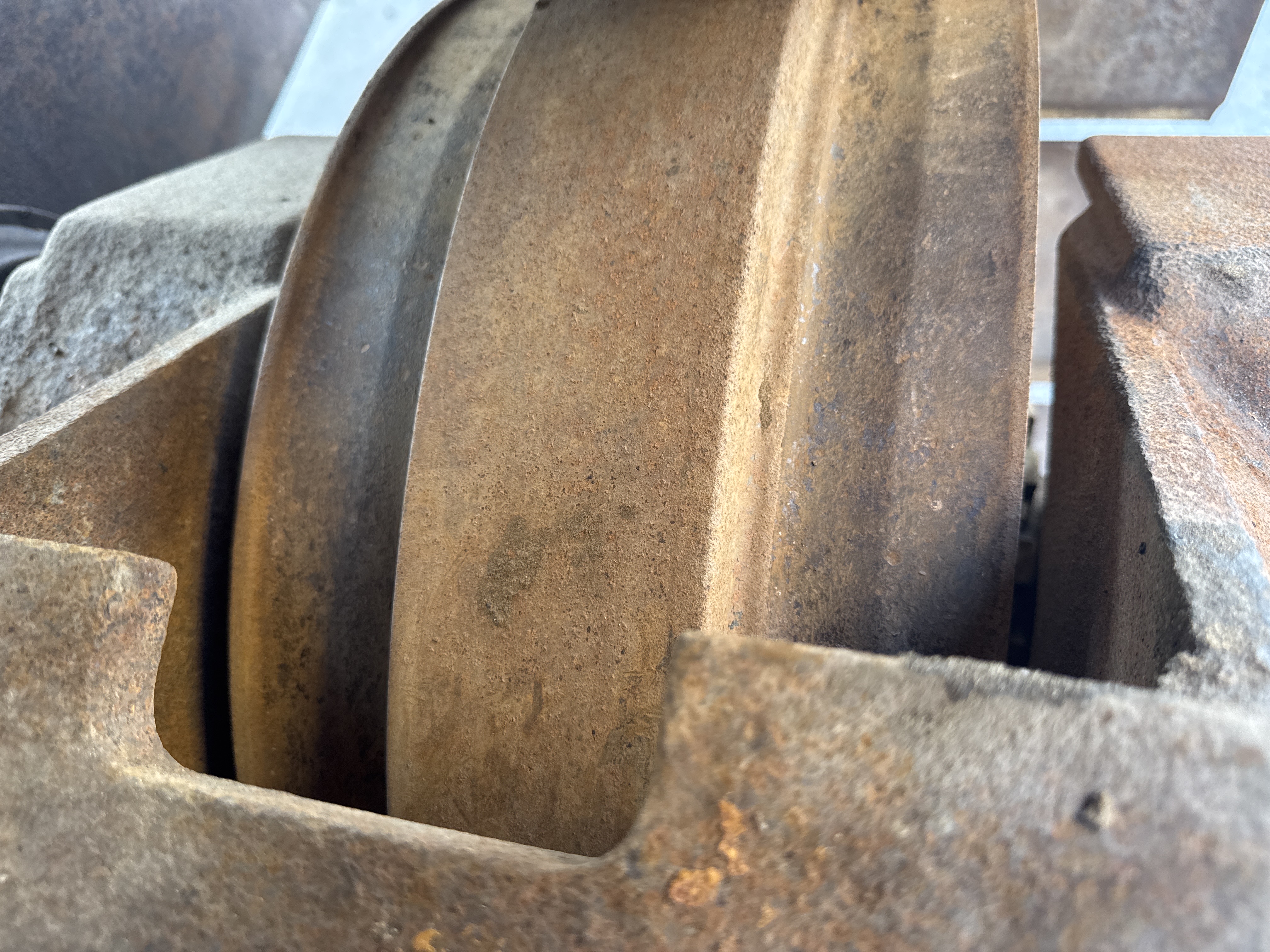 CDB-005-Cat-D8R-Crawler-dozers-inspection-Undercarriage-Left-rear-idler-2