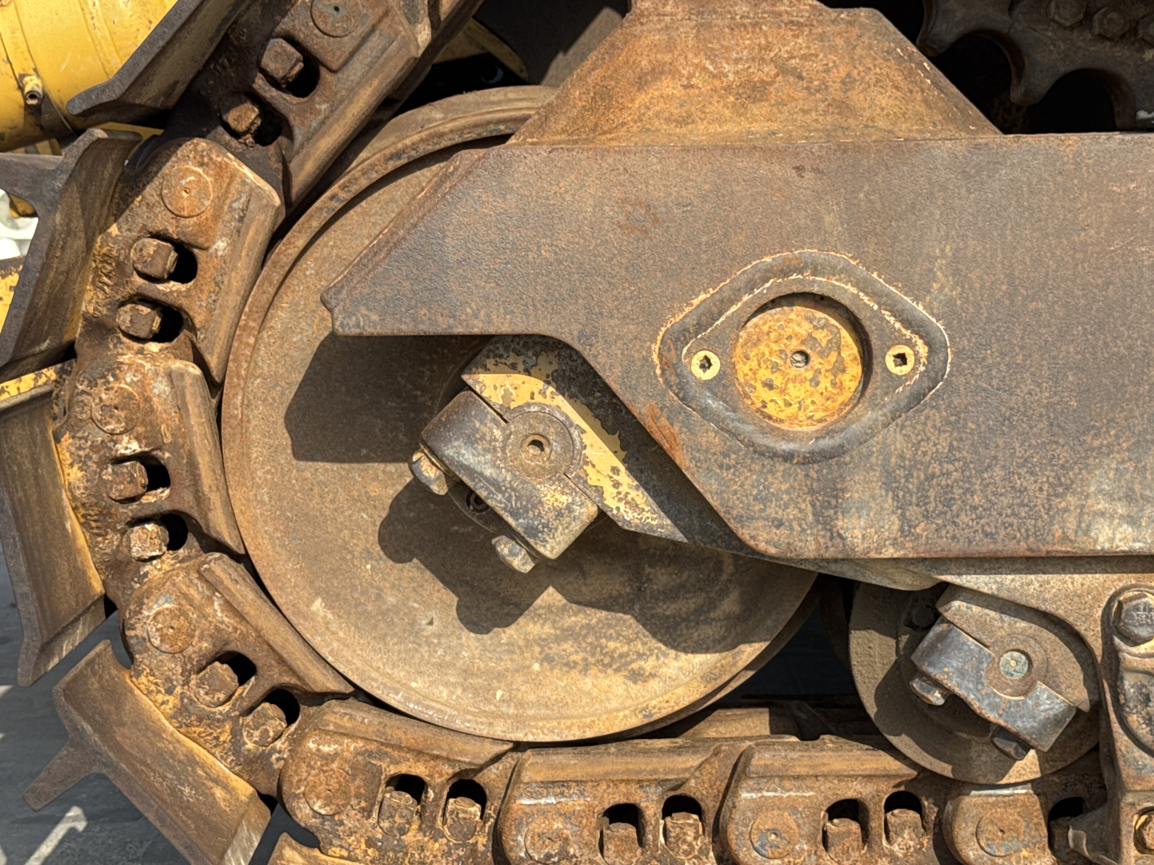 CDB-005-Cat-D8R-Crawler-dozers-inspection-Undercarriage-Right-rear-idler-2