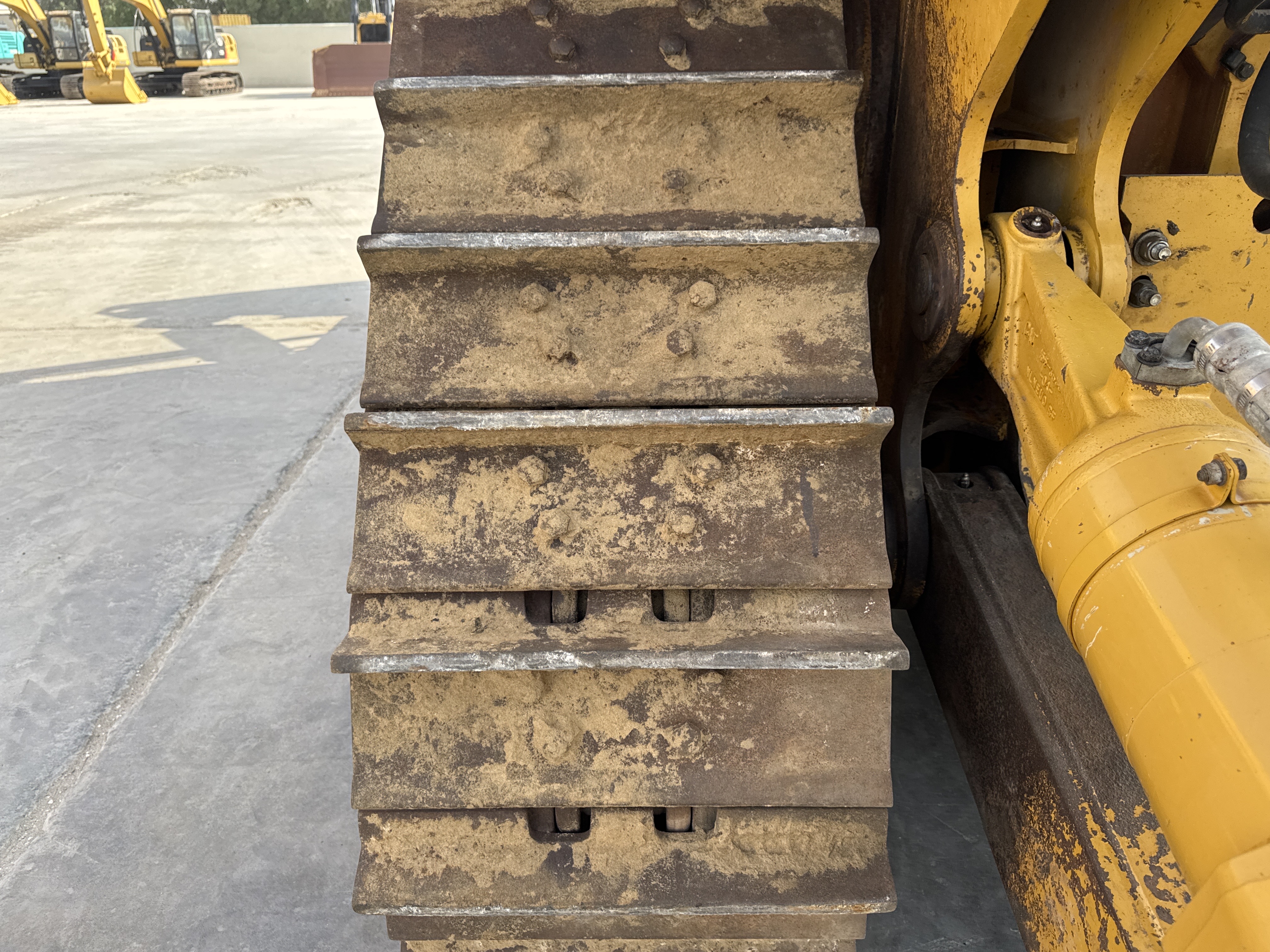 CDB-005-Cat-D8R-Crawler-dozers-inspection-Undercarriage-Left-track-shoes-2