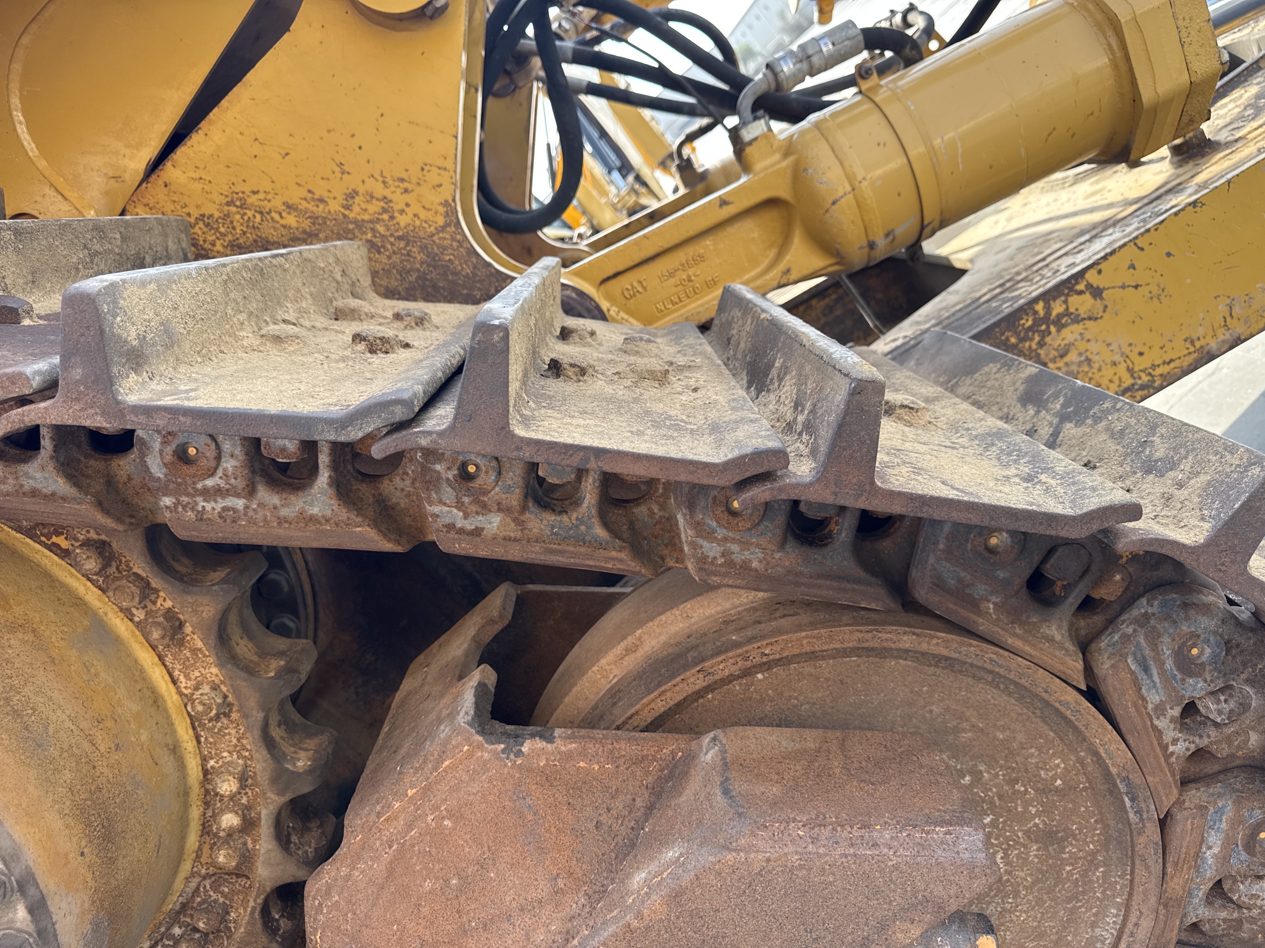 CDB-005-Cat-D8R-Crawler-dozers-inspection-Undercarriage-Left-track-shoes-2