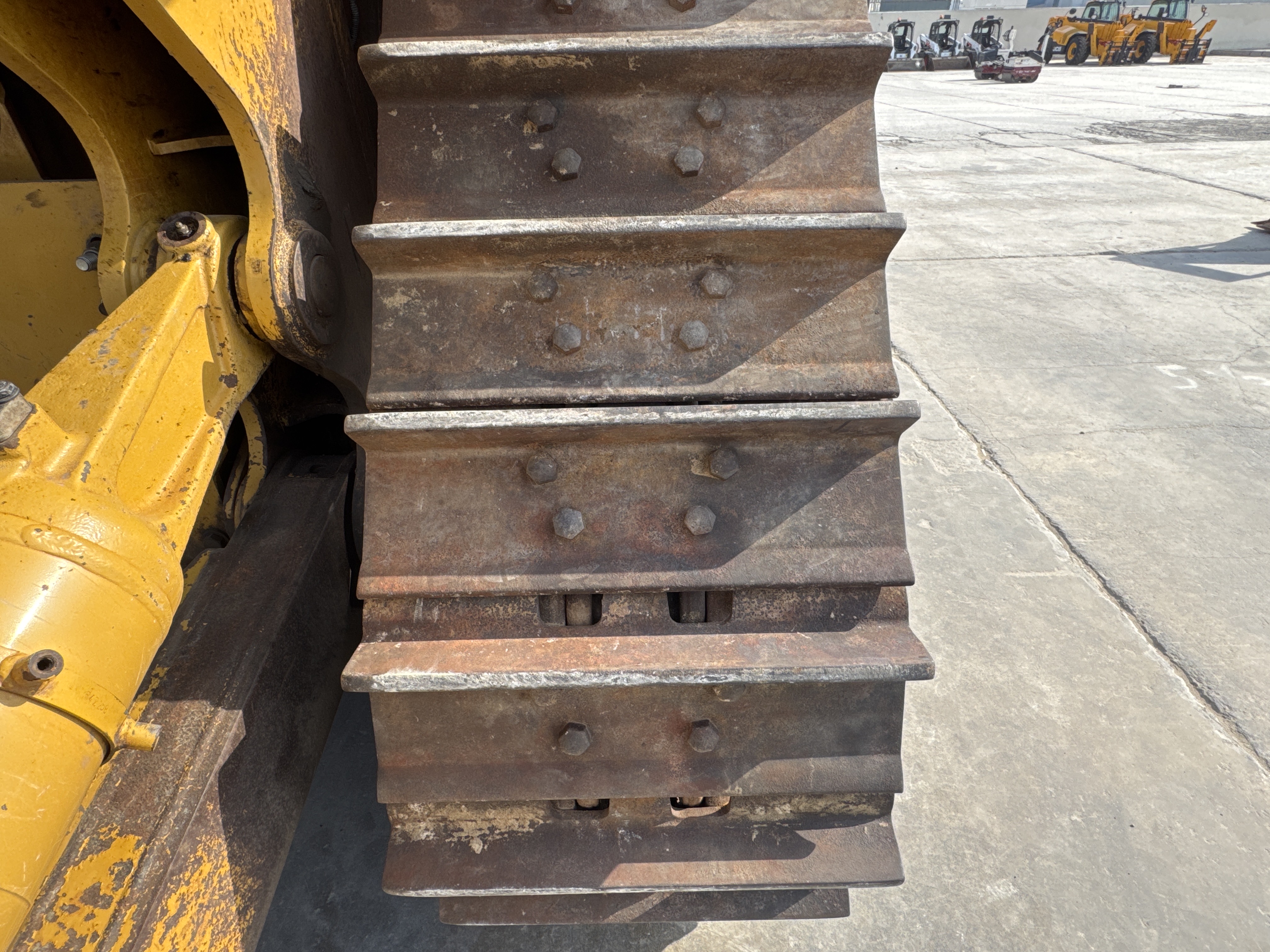 CDB-005-Cat-D8R-Crawler-dozers-inspection-Undercarriage-Right-track-shoes-2