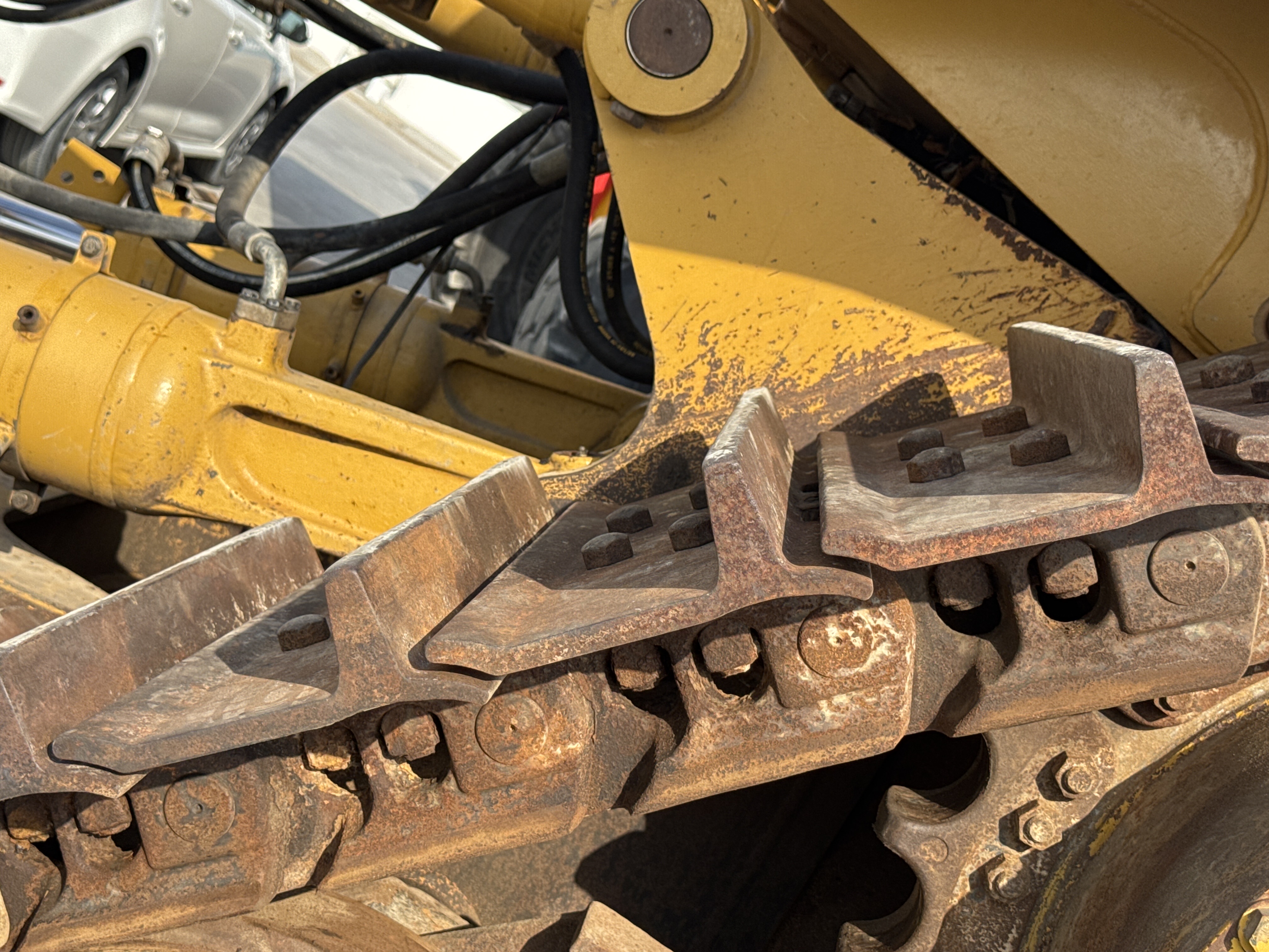 CDB-005-Cat-D8R-Crawler-dozers-inspection-Undercarriage-Right-track-shoes-2
