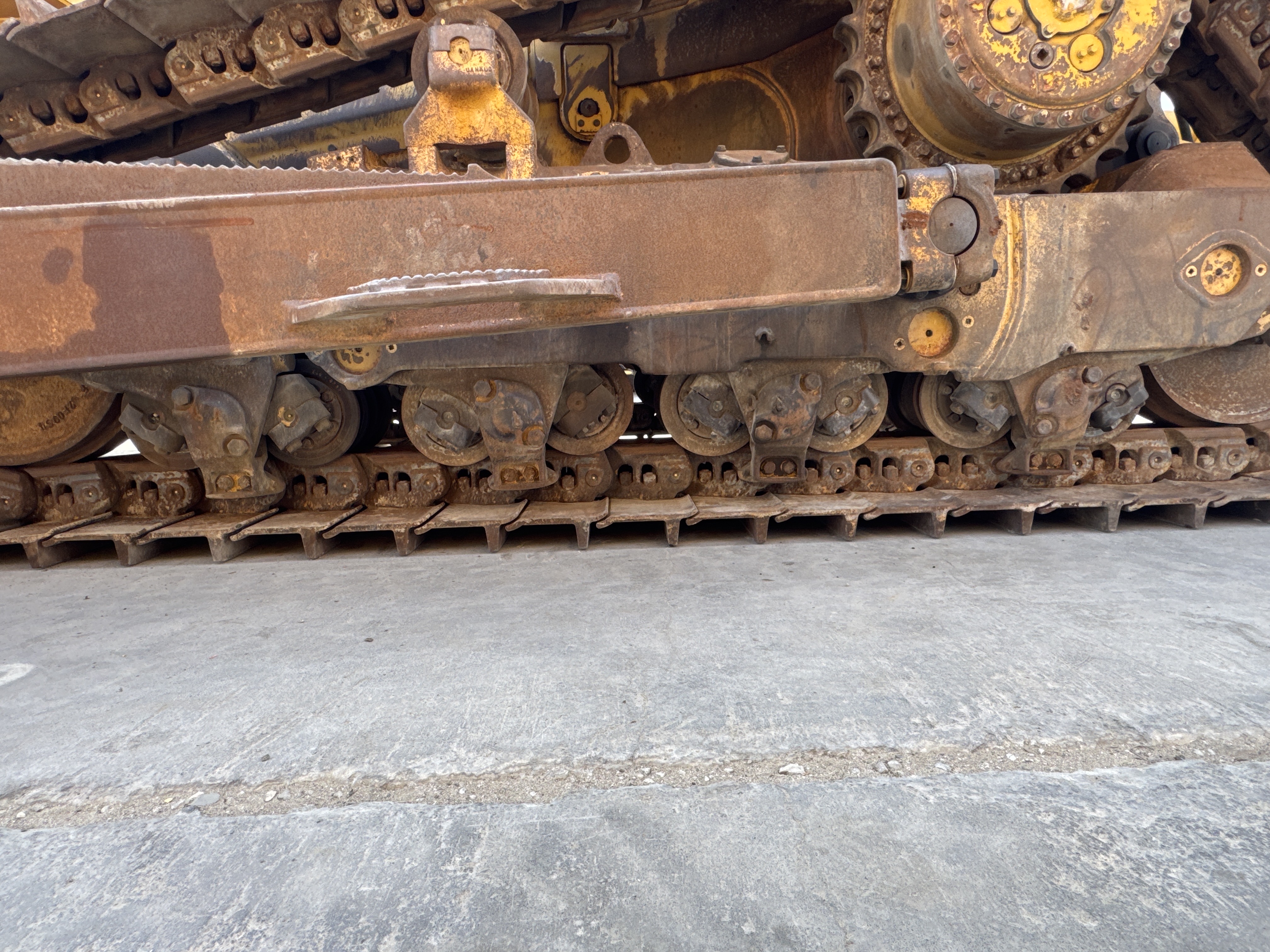 CDB-005-Cat-D8R-Crawler-dozers-inspection-Undercarriage-Left-track-rollers-2