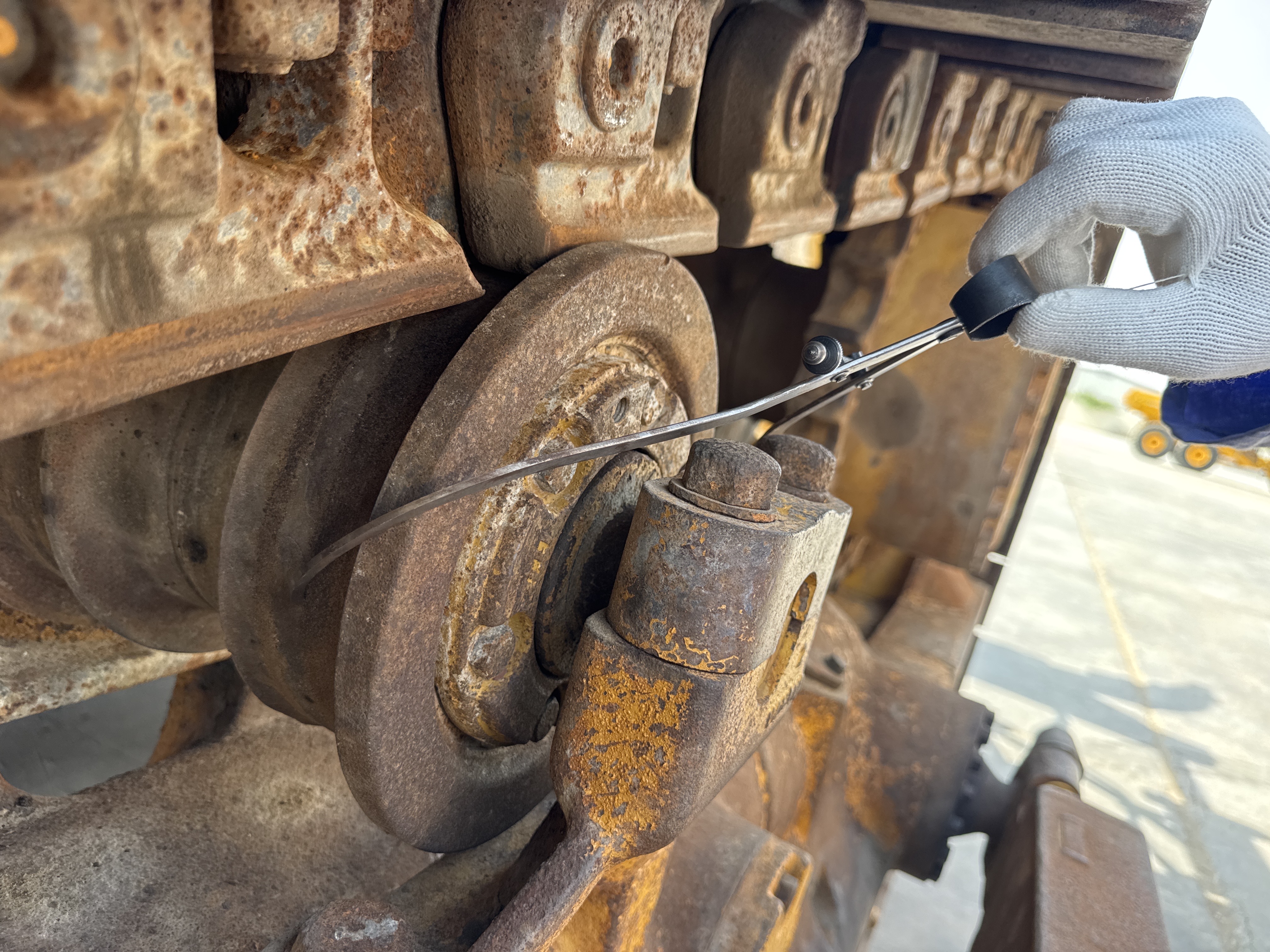 CDB-005-Cat-D8R-Crawler-dozers-inspection-Undercarriage-Left-carrier-rollers-3