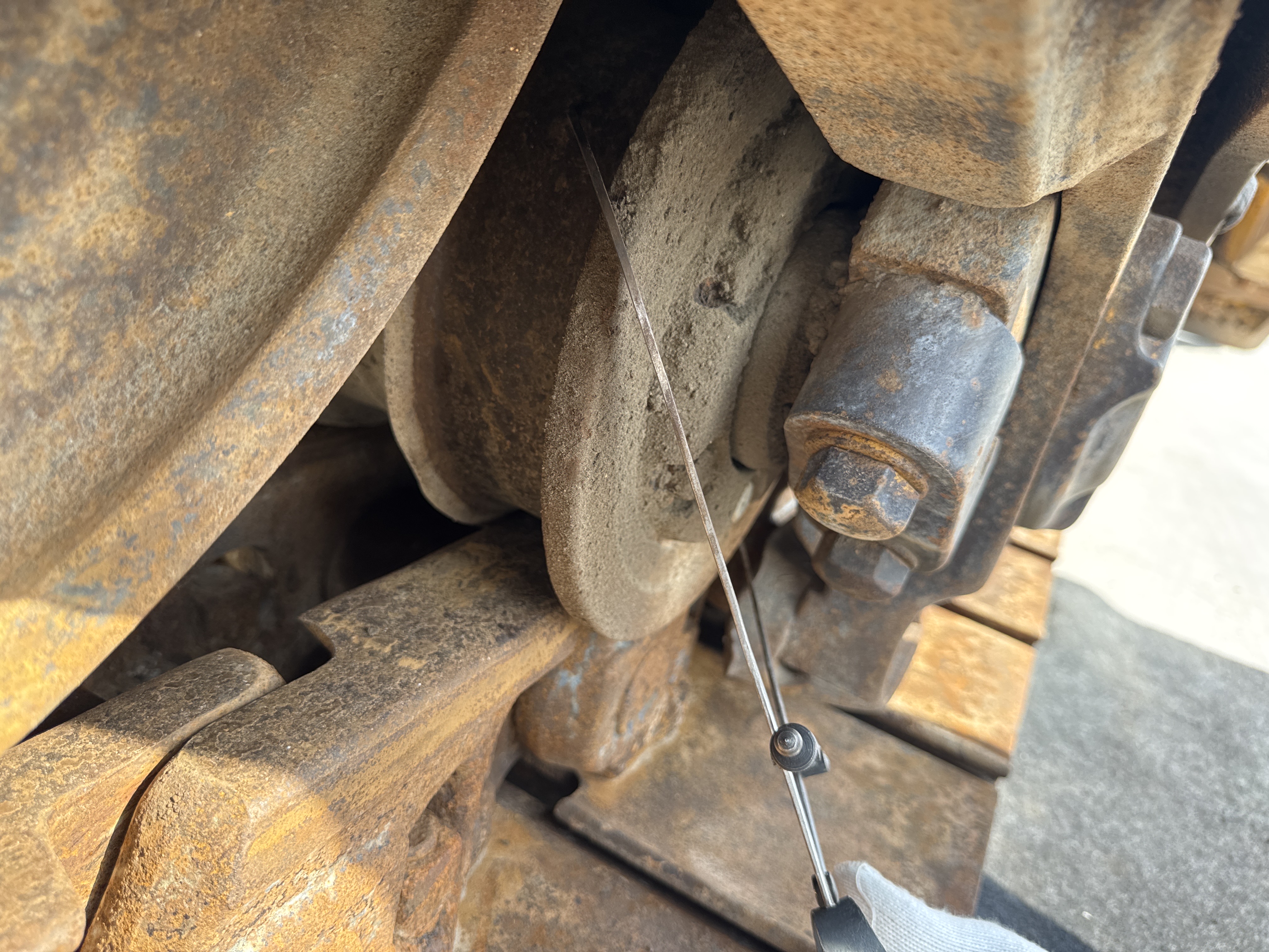 CDB-005-Cat-D8R-Crawler-dozers-inspection-Undercarriage-Right-track-rollers-4