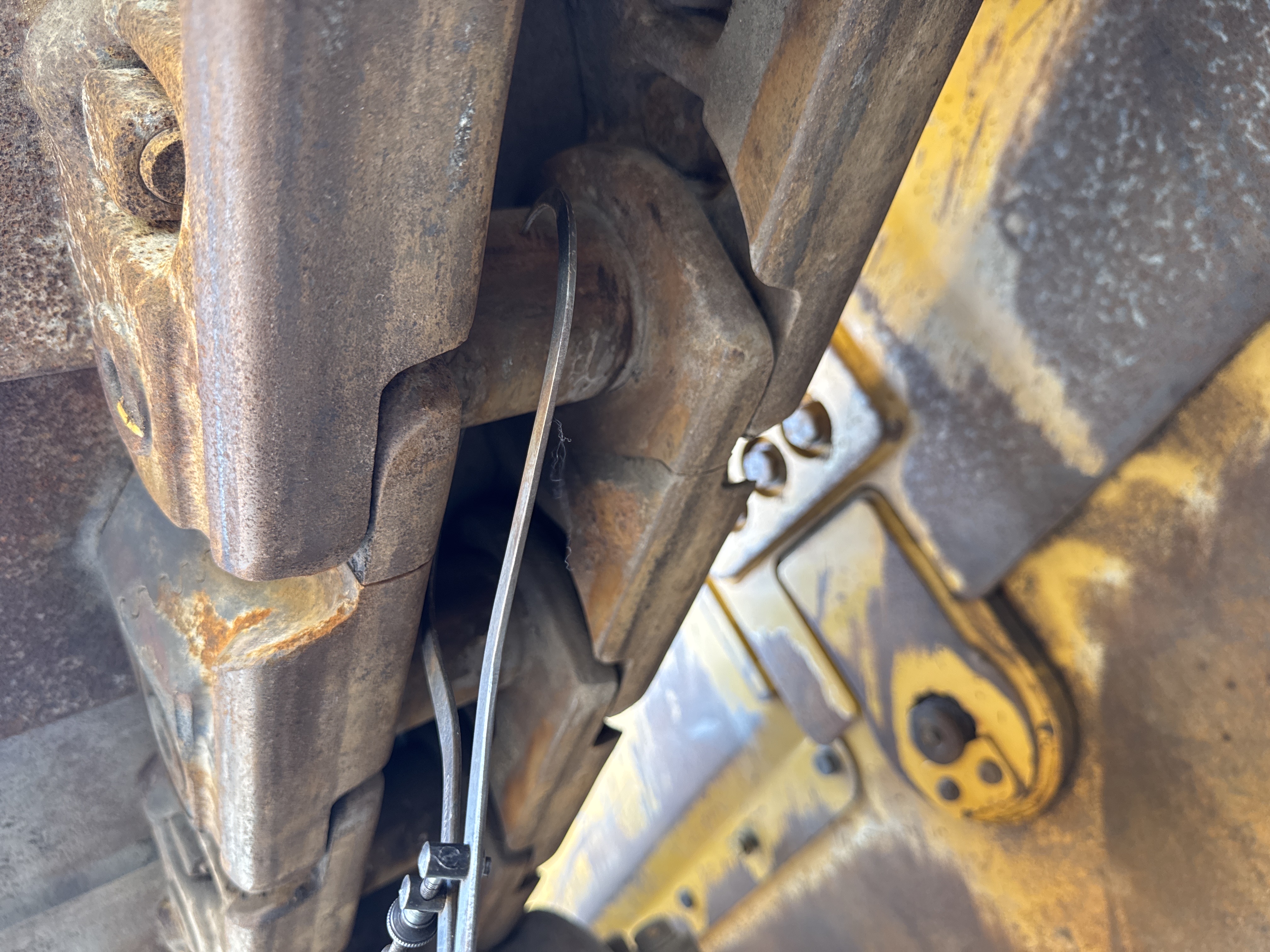 CDB-005-Cat-D8R-Crawler-dozers-inspection-Undercarriage-Left-track-chain-3