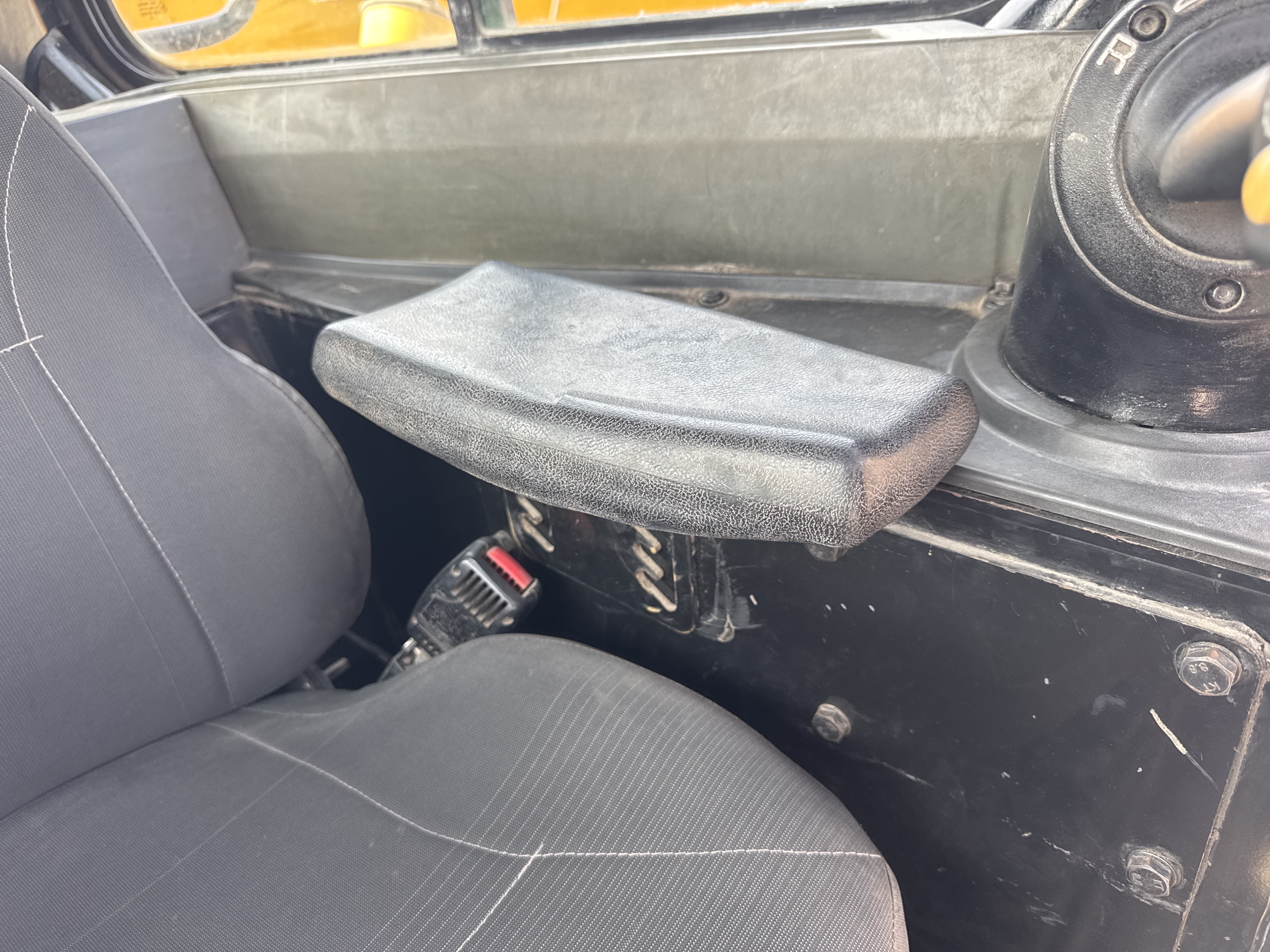 CDB-005-Cat-D8R-Crawler-dozers-inspection-Cabin-Seats/armrests-2