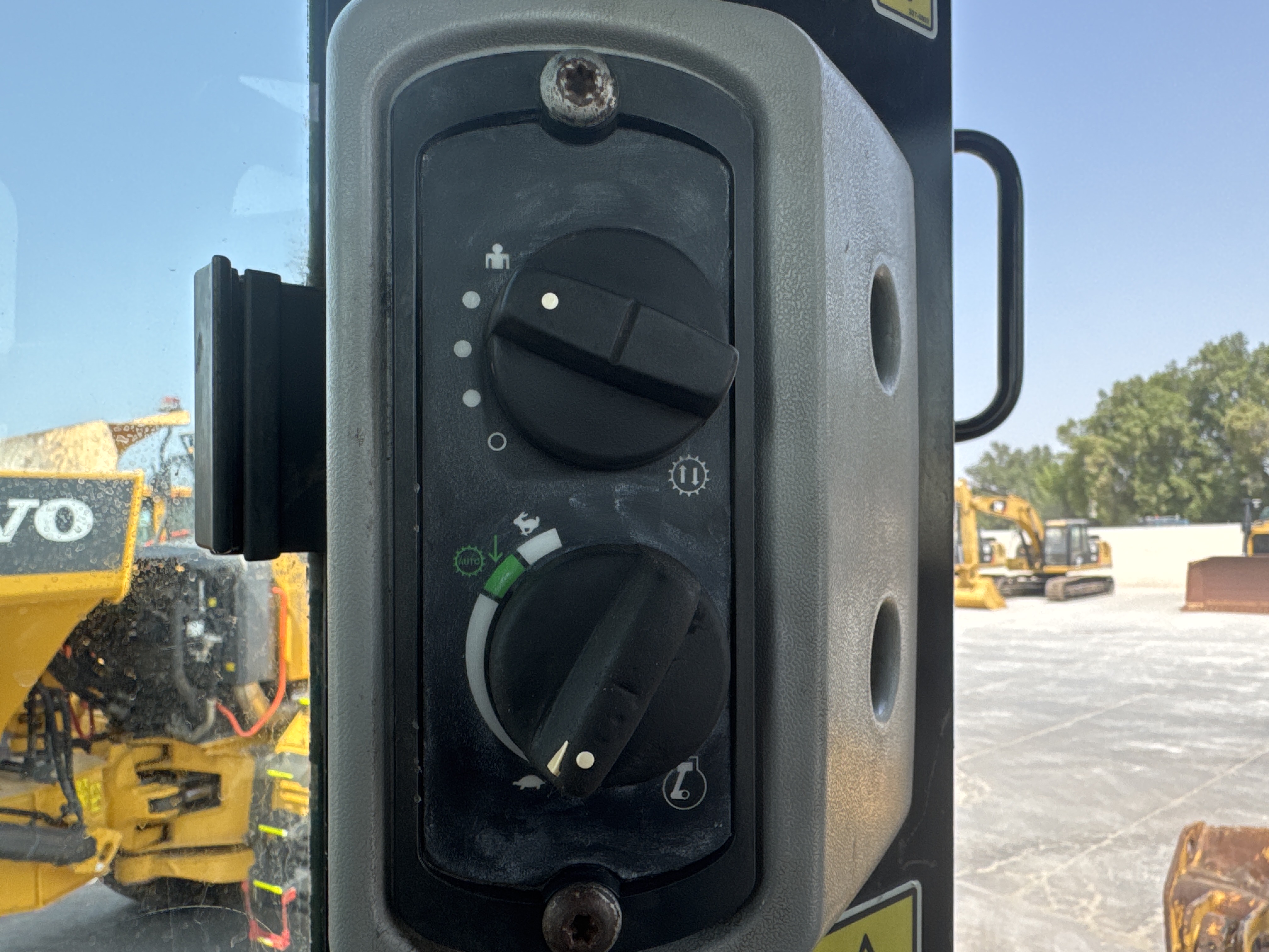 CDB-005-Cat-D8R-Crawler-dozers-inspection-Cabin-Electronic-instrument-board-2