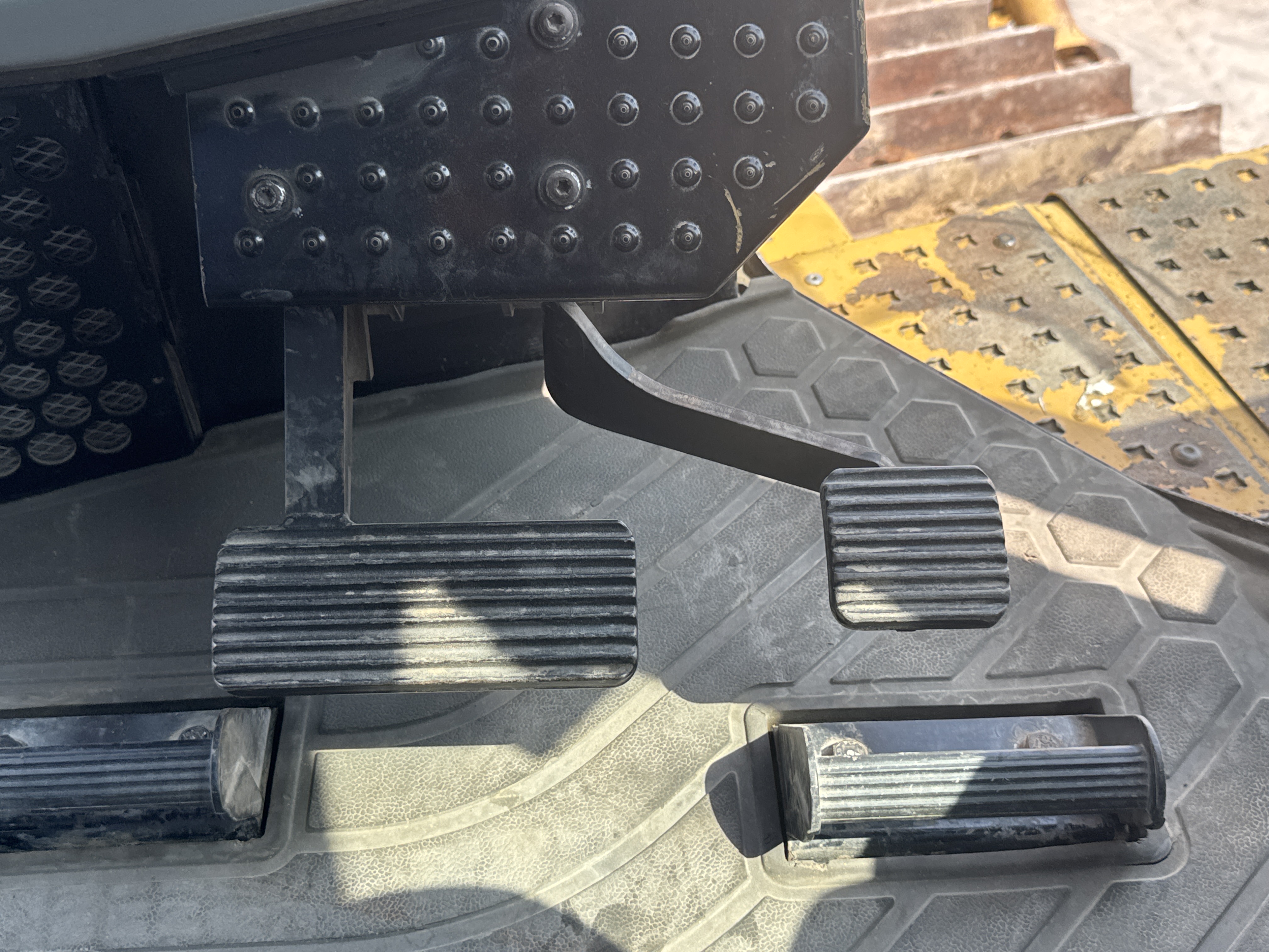 CDB-005-Cat-D8R-Crawler-dozers-inspection-Cabin-Pedals-2