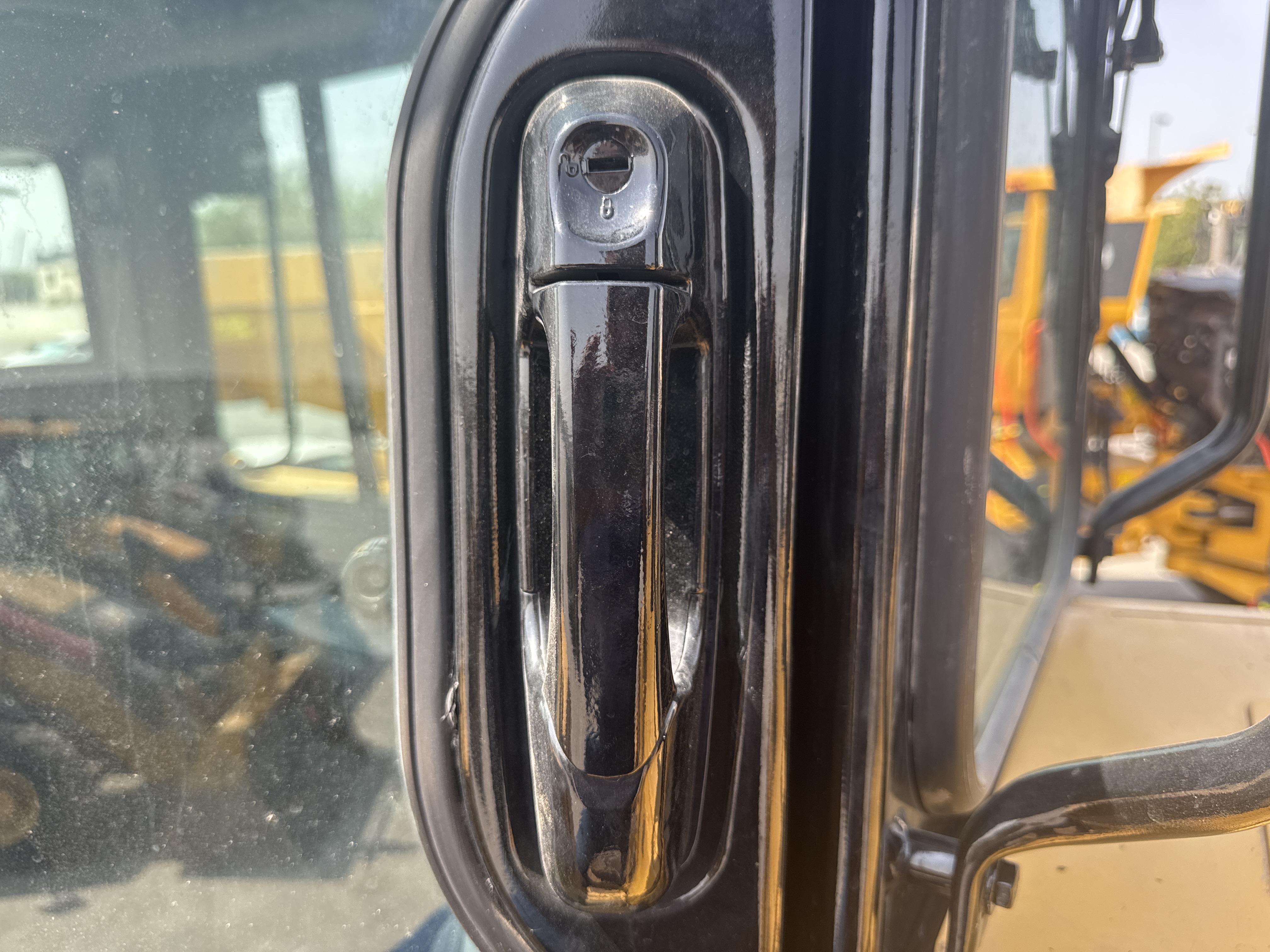 CDB-005-Cat-D8R-Crawler-dozers-inspection-Cabin-Door-handles-2
