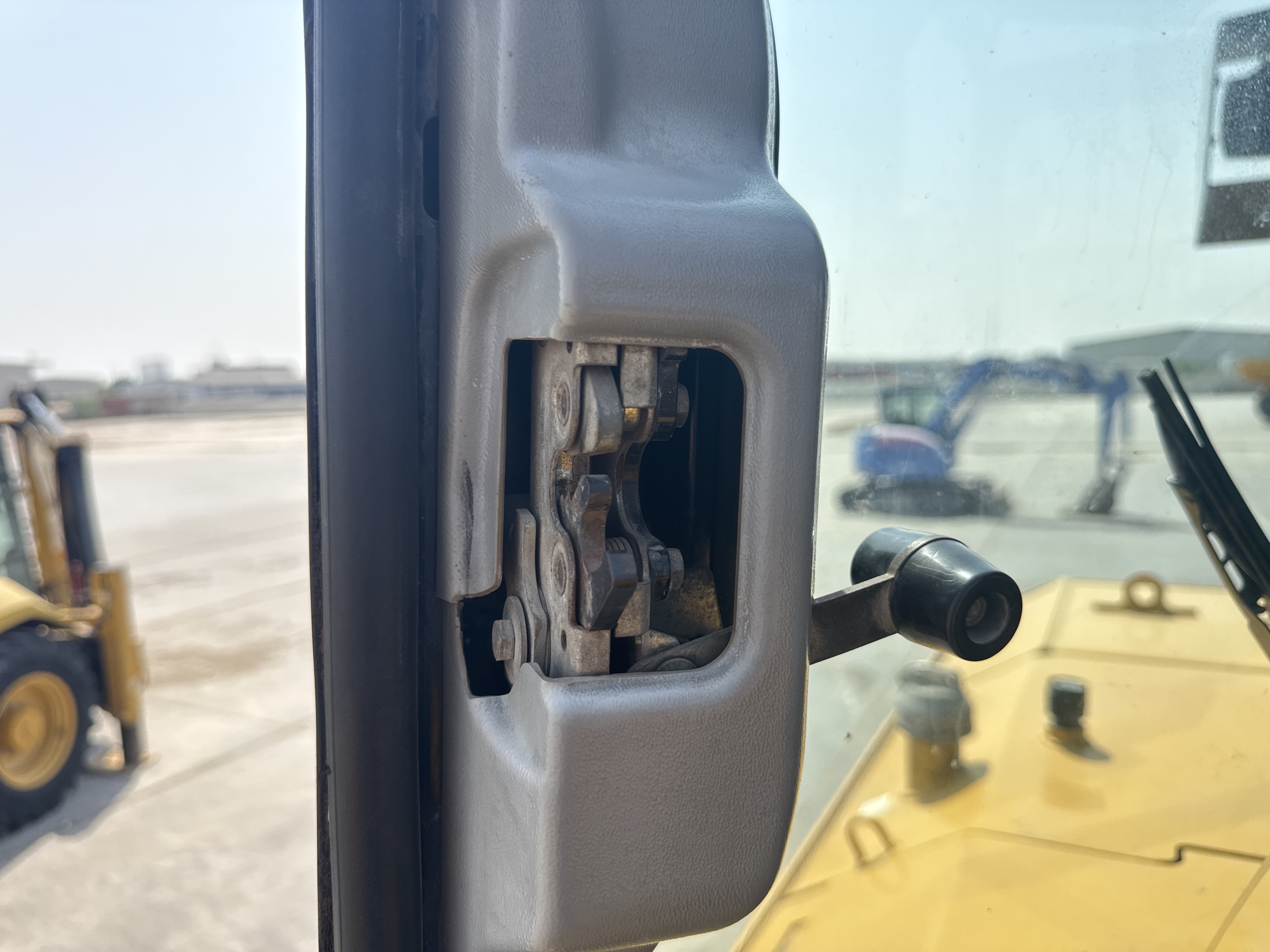 CDB-005-Cat-D8R-Crawler-dozers-inspection-Cabin-Door-handles-2
