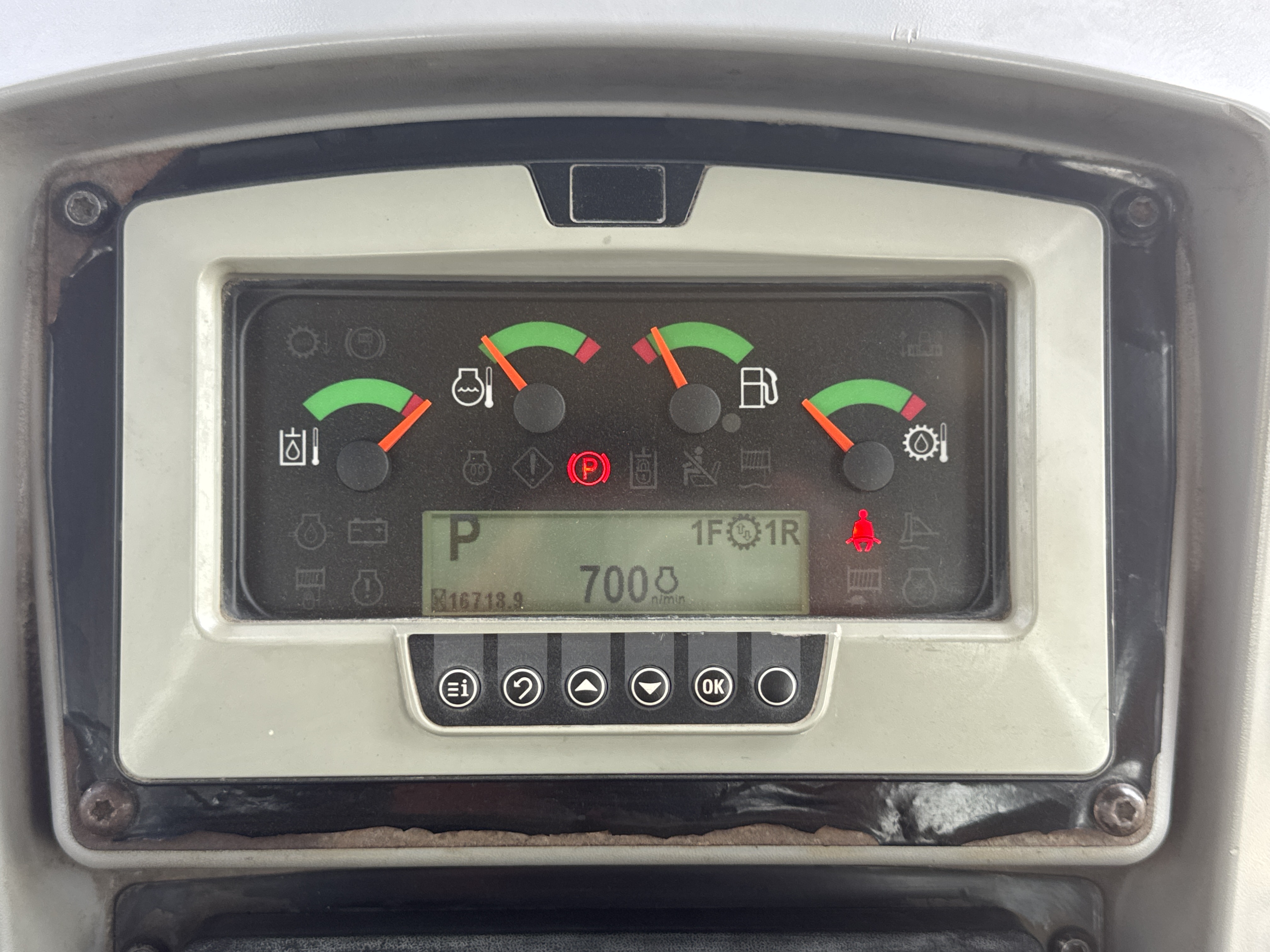 CDB-005-Cat-D8R-Crawler-dozers-inspection-Cabin-Instrument-cluster-2