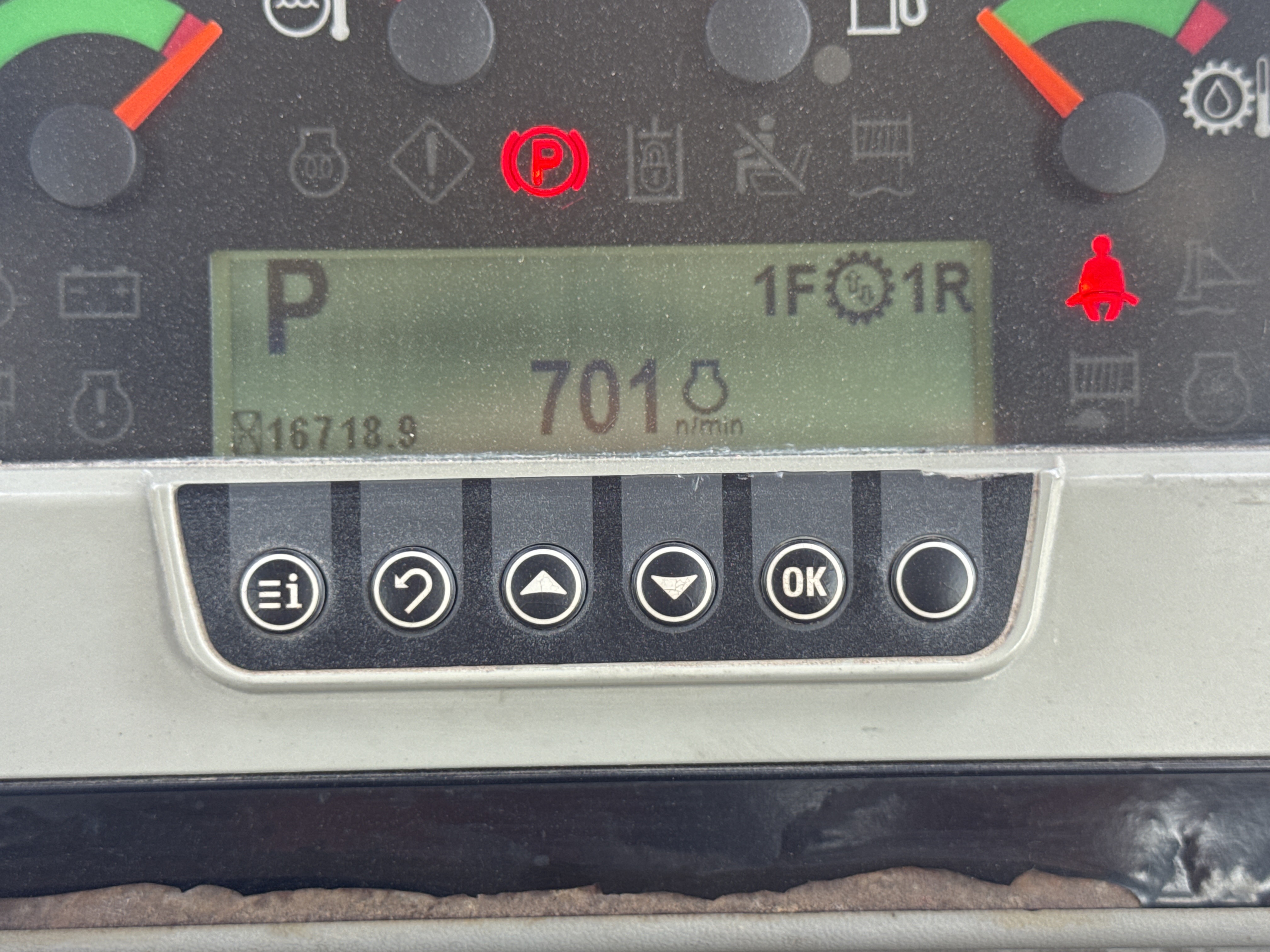 CDB-005-Cat-D8R-Crawler-dozers-inspection-Cabin-Instrument-cluster-2