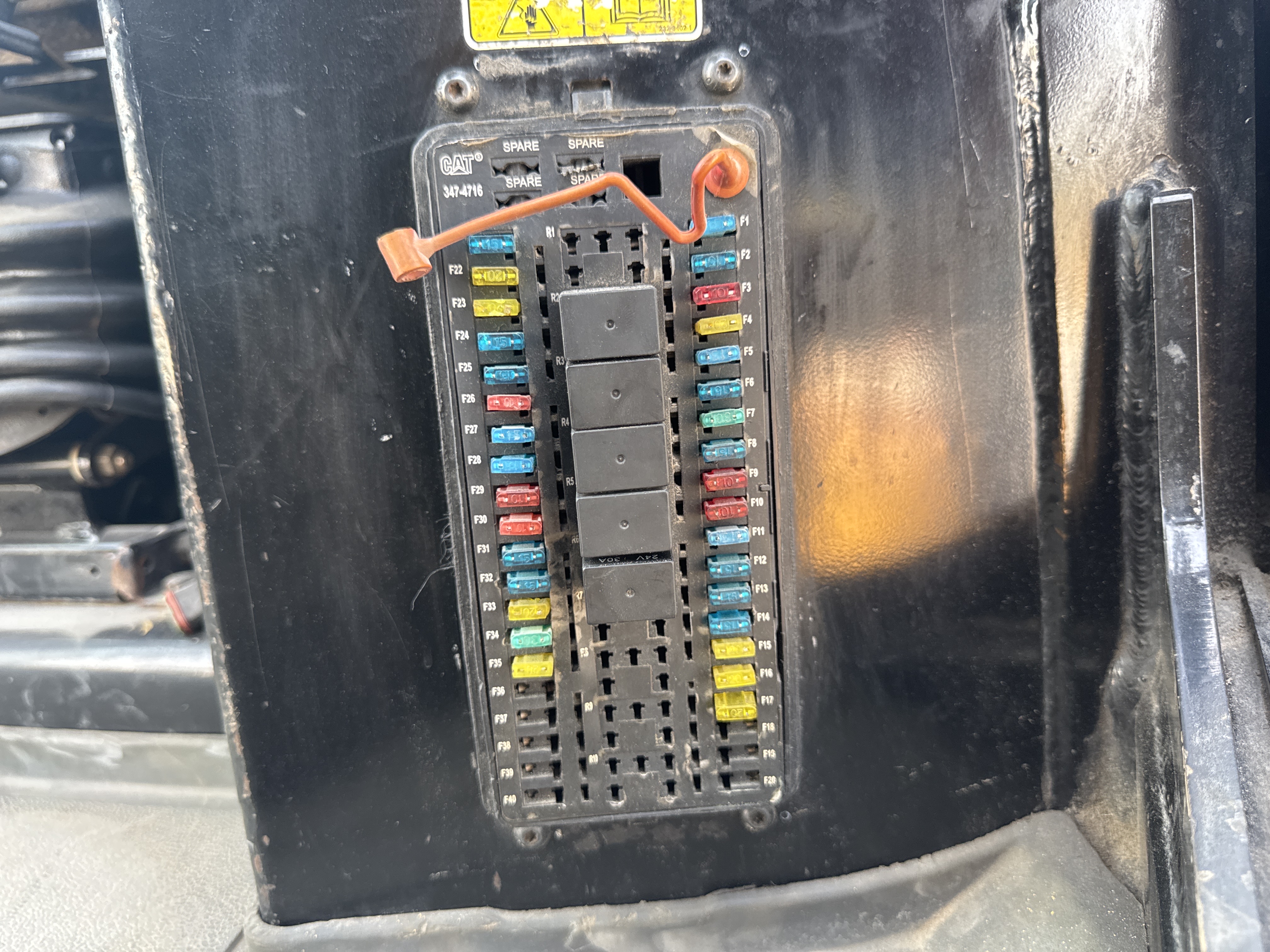 CDB-005-Cat-D8R-Crawler-dozers-inspection-Electronics-Fuse-box-2