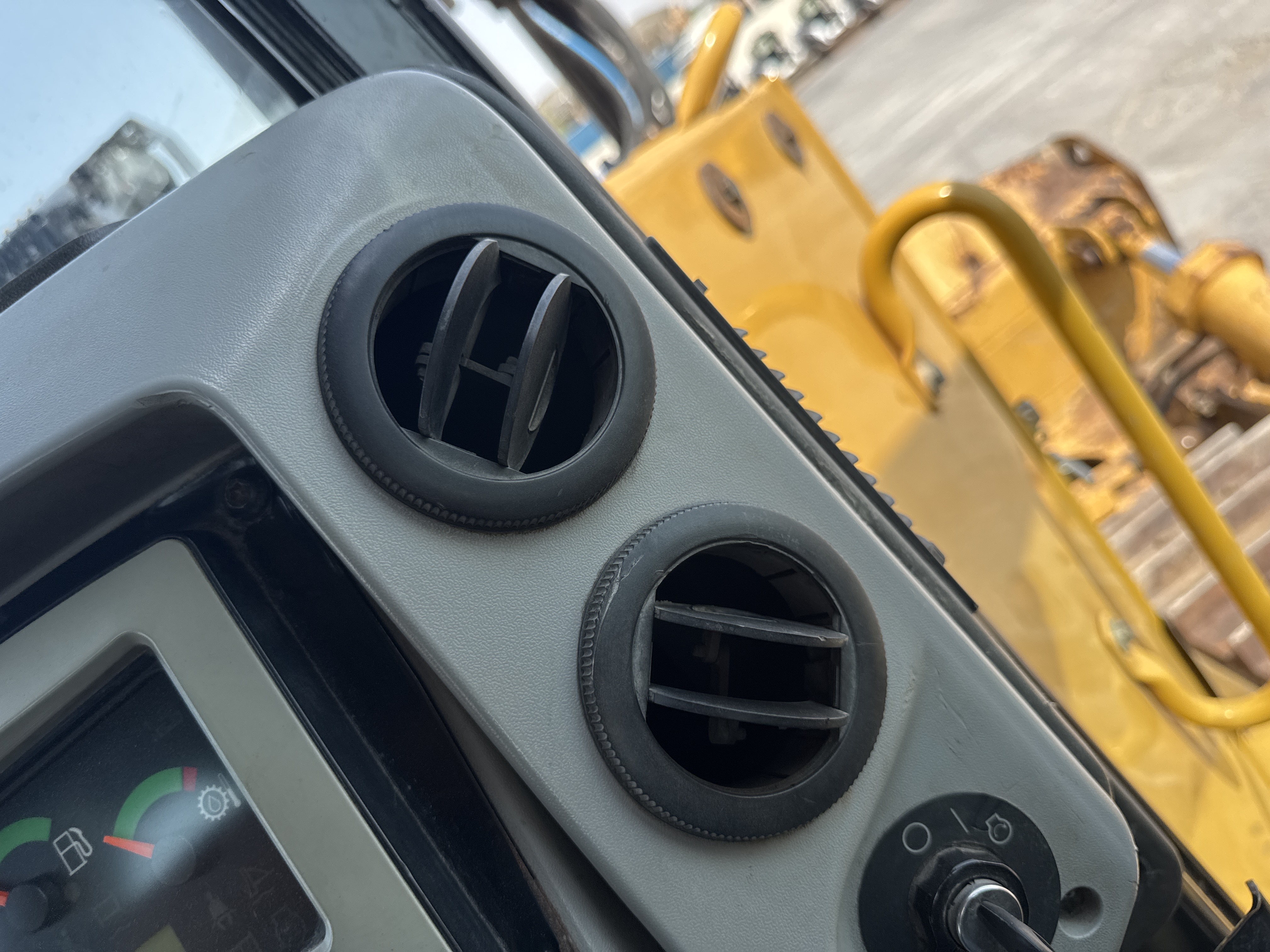 CDB-005-Cat-D8R-Crawler-dozers-inspection-Air-conditioning-Vents-and-air-flow-2