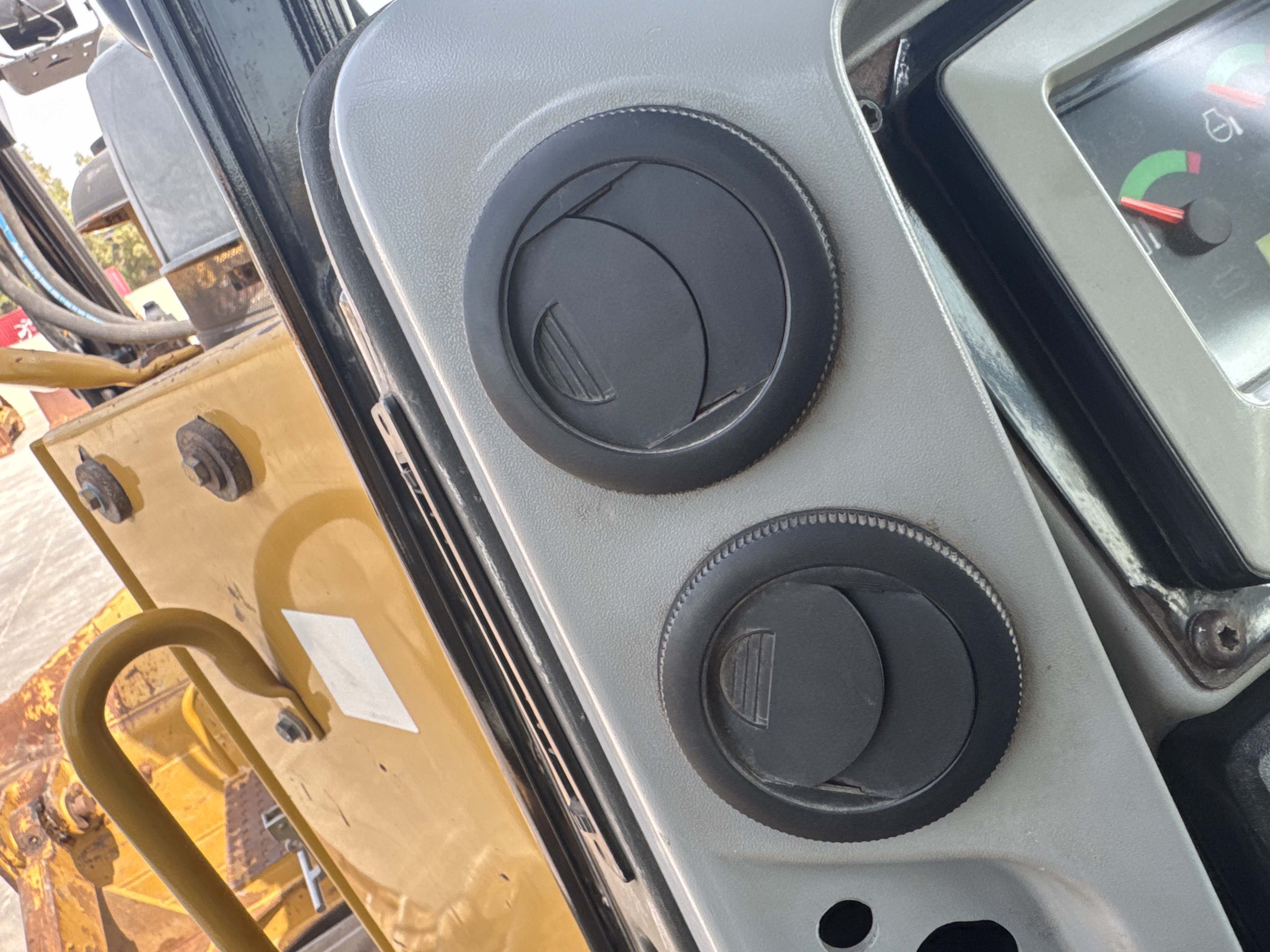 CDB-005-Cat-D8R-Crawler-dozers-inspection-Air-conditioning-Vents-and-air-flow-2