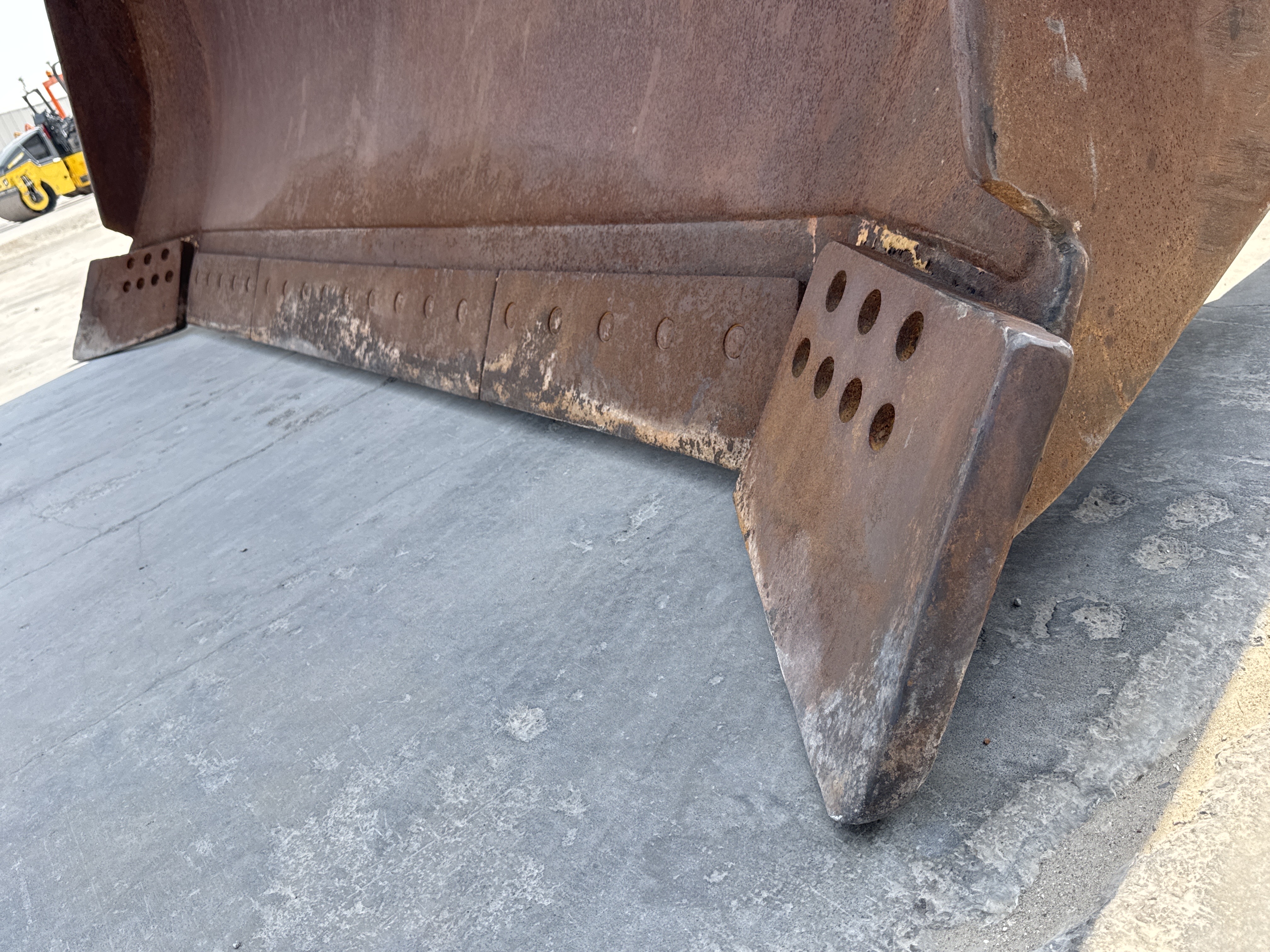 CDB-005-Cat-D8R-Crawler-dozers-inspection-Attachment-Dozer-blade-cutting-edge-2