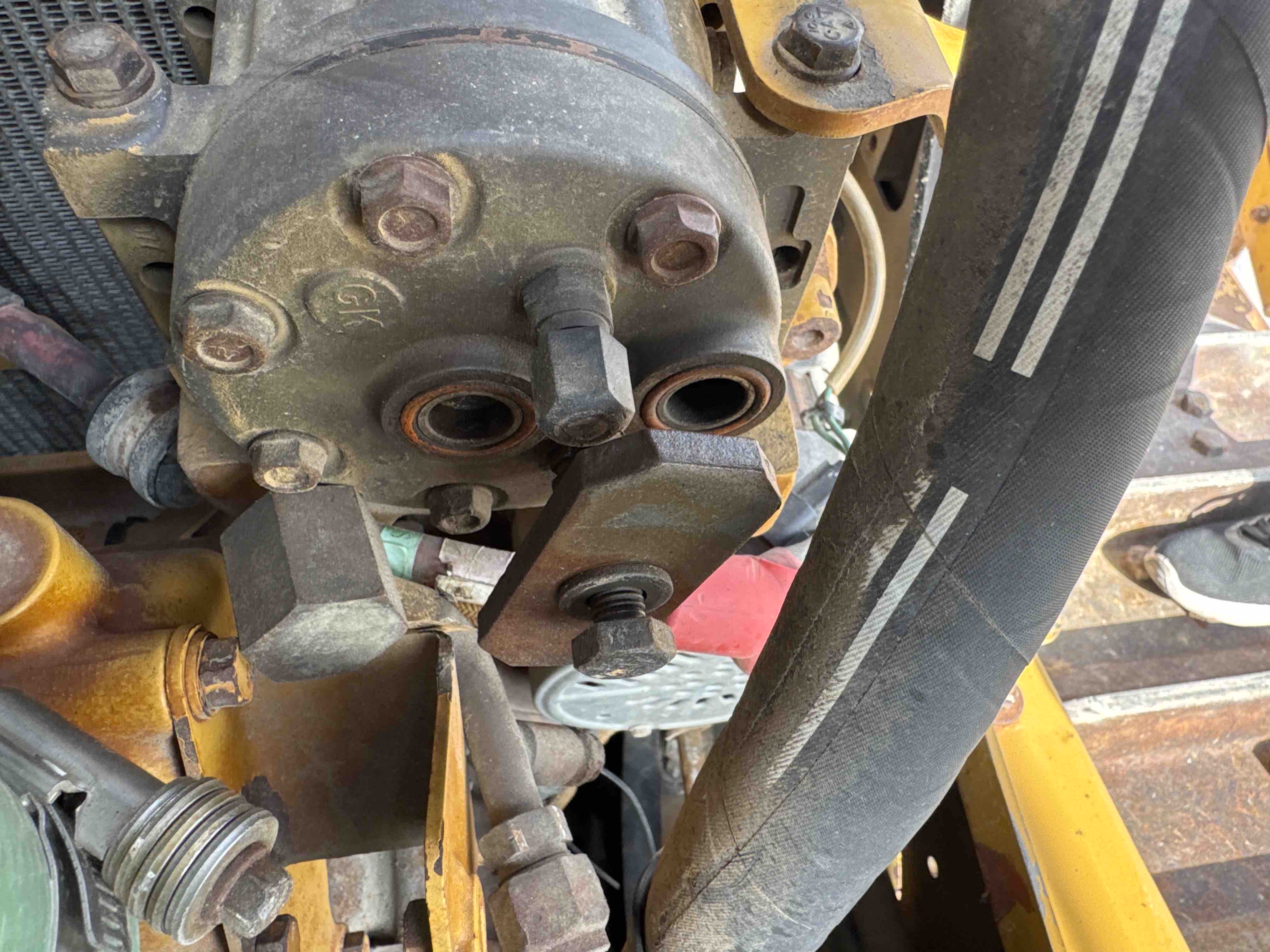 CDB-005-Cat-D8R-Crawler-dozers-inspection-Air-conditioning-A/C-compressor-2